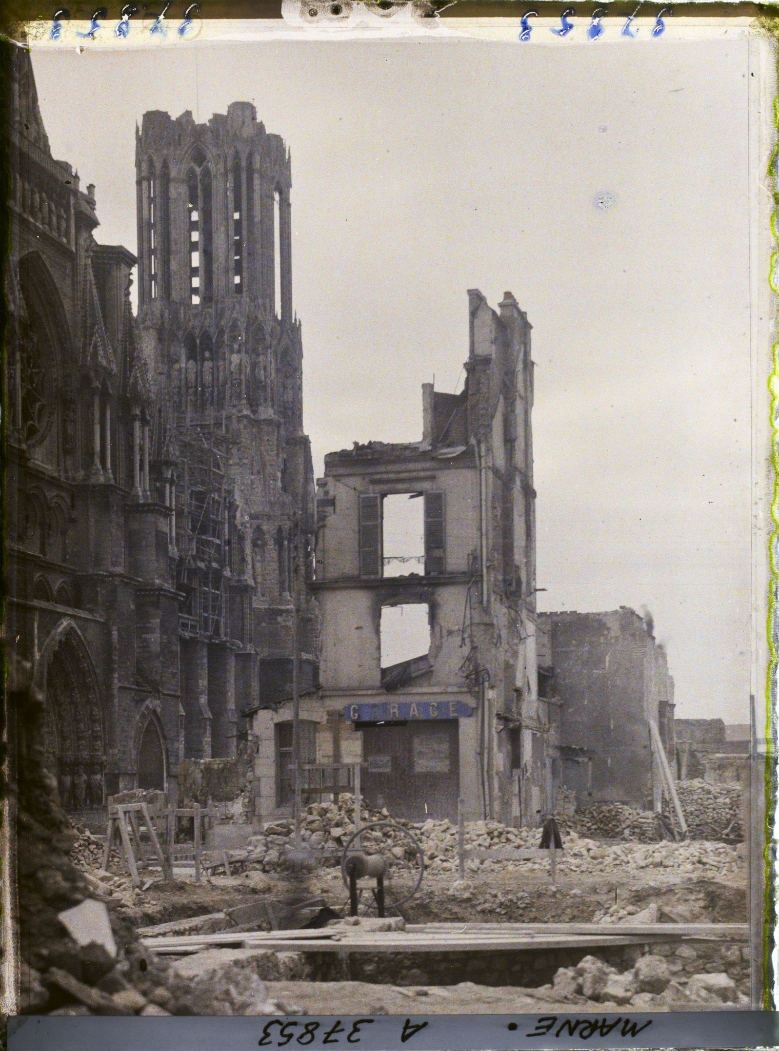 Image représentant France, Reims, Ruines vers le porche ouest de la Cathédrale