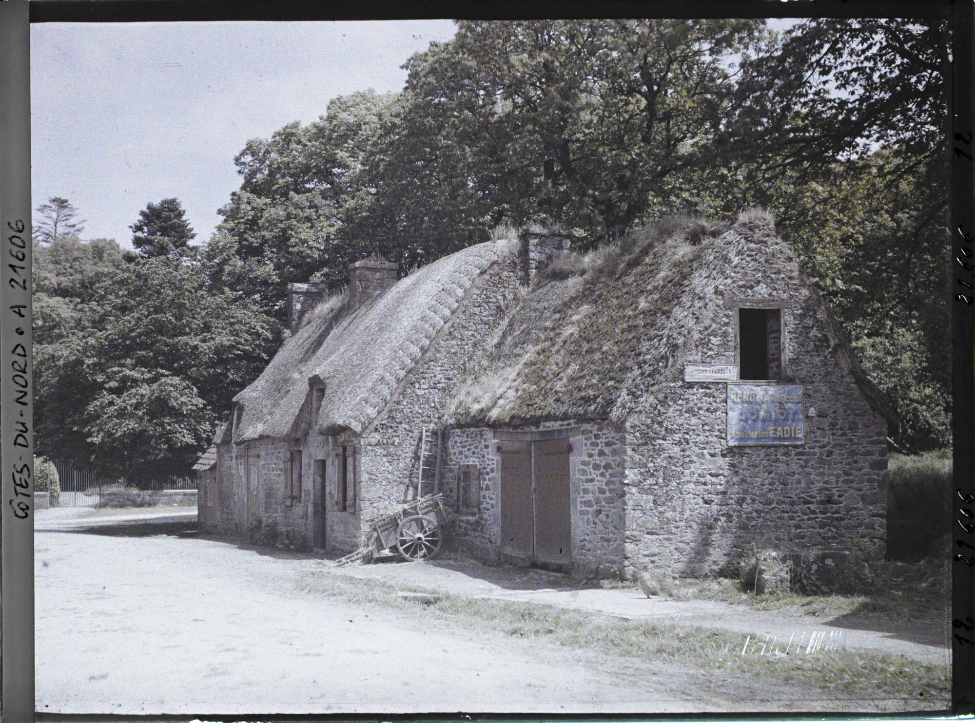 Image représentant Une ferme à toit de chaume
