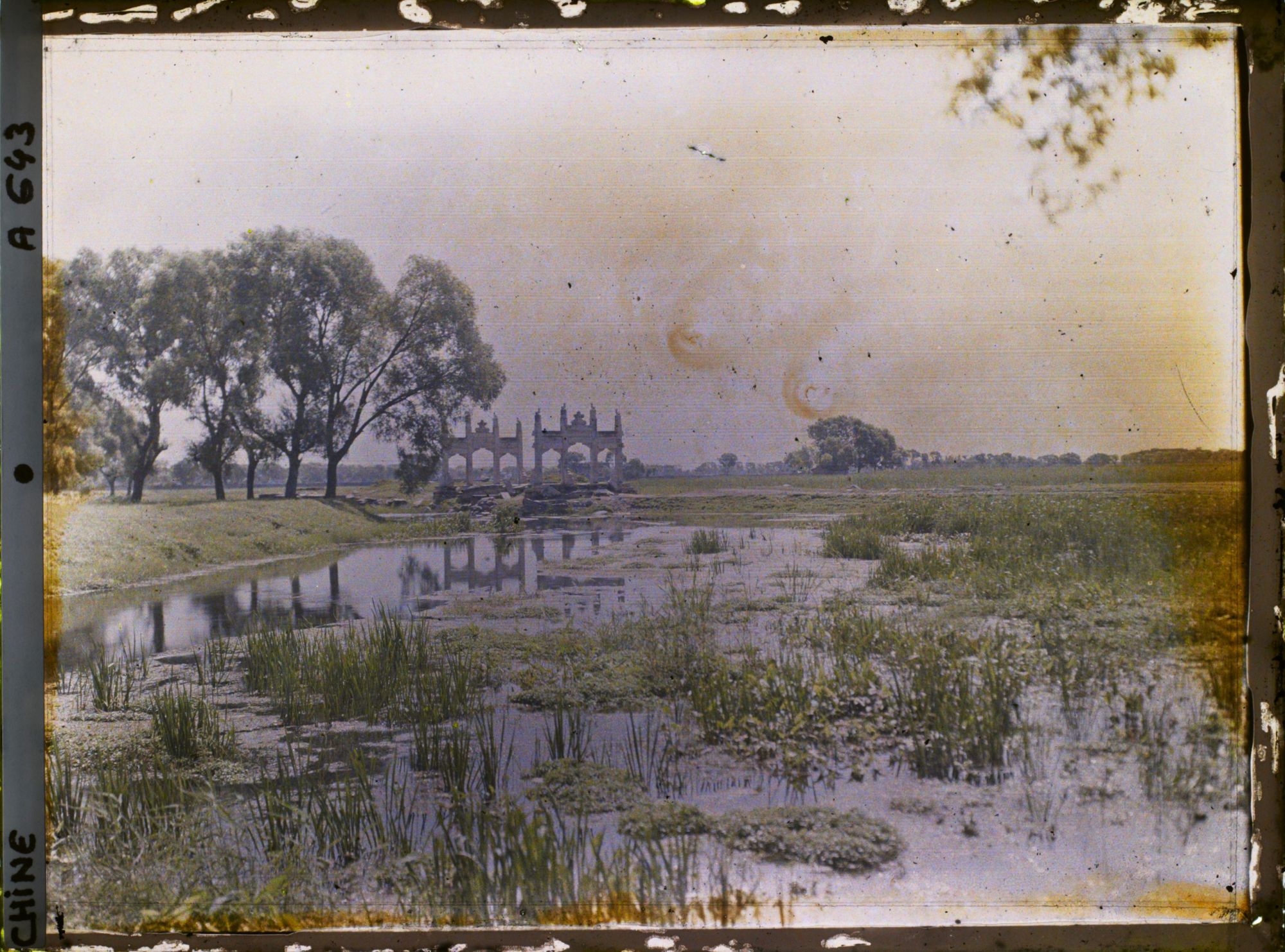 Image représentant À l'extérieur de l'enceinte du Jingmingyuan (" jardin de la Clarté Sereine ")
