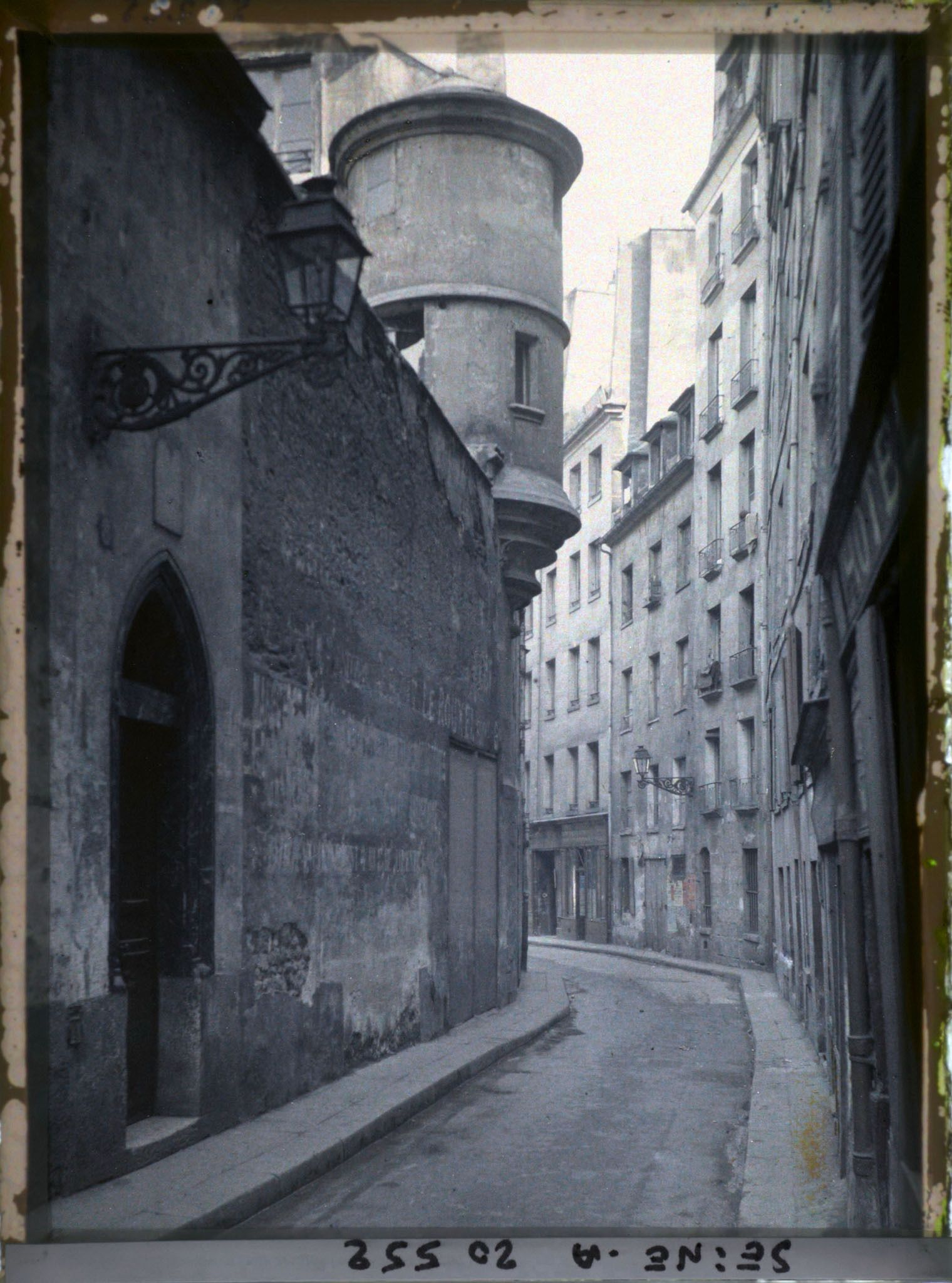 Image représentant La rue de l'Hôtel-de-Ville, au niveau de l'hôtel de Sens