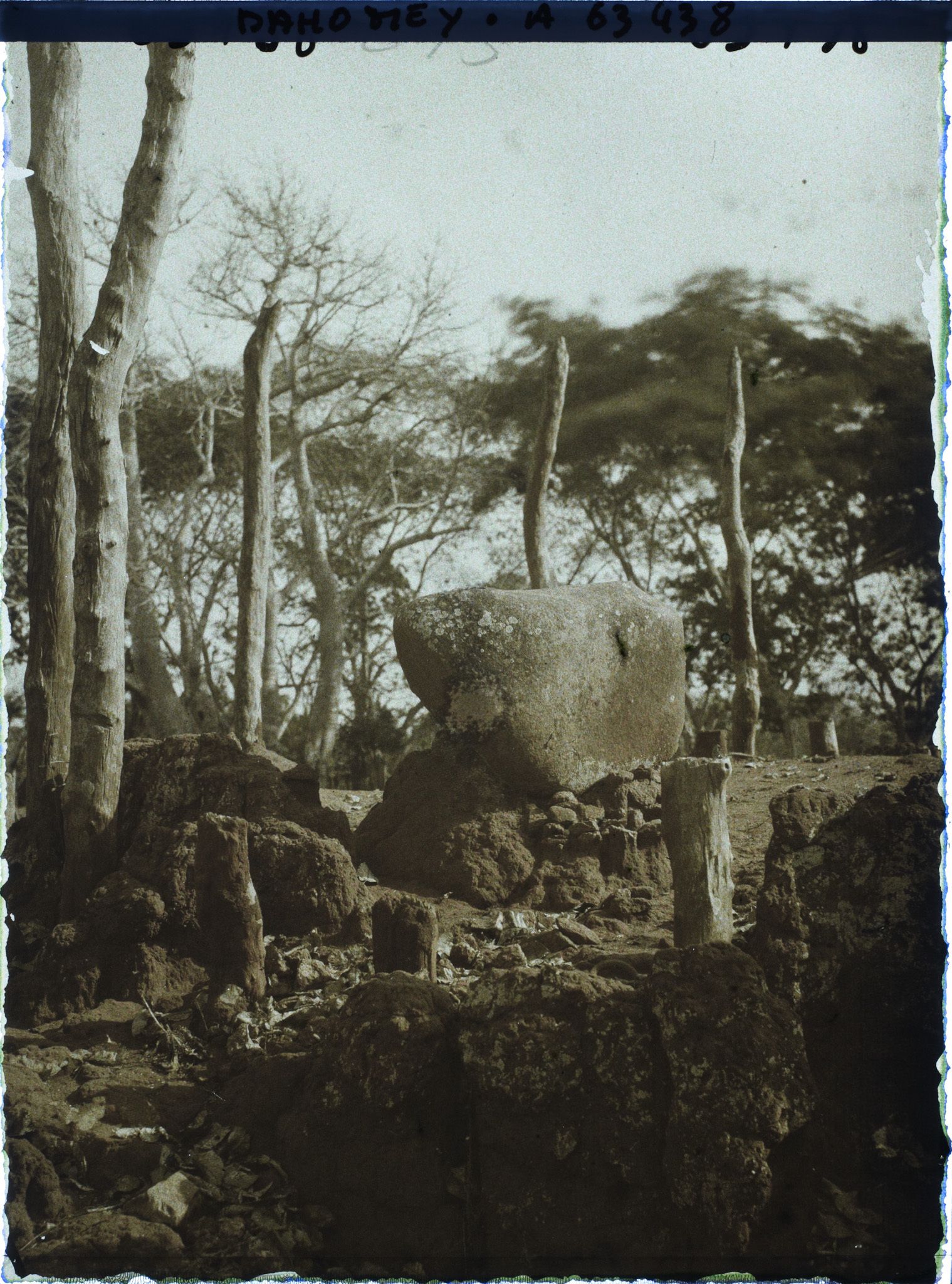 Image représentant Tertre de guerre des rois du Dahomey, pierre pour aiguiser les coupe-coupe