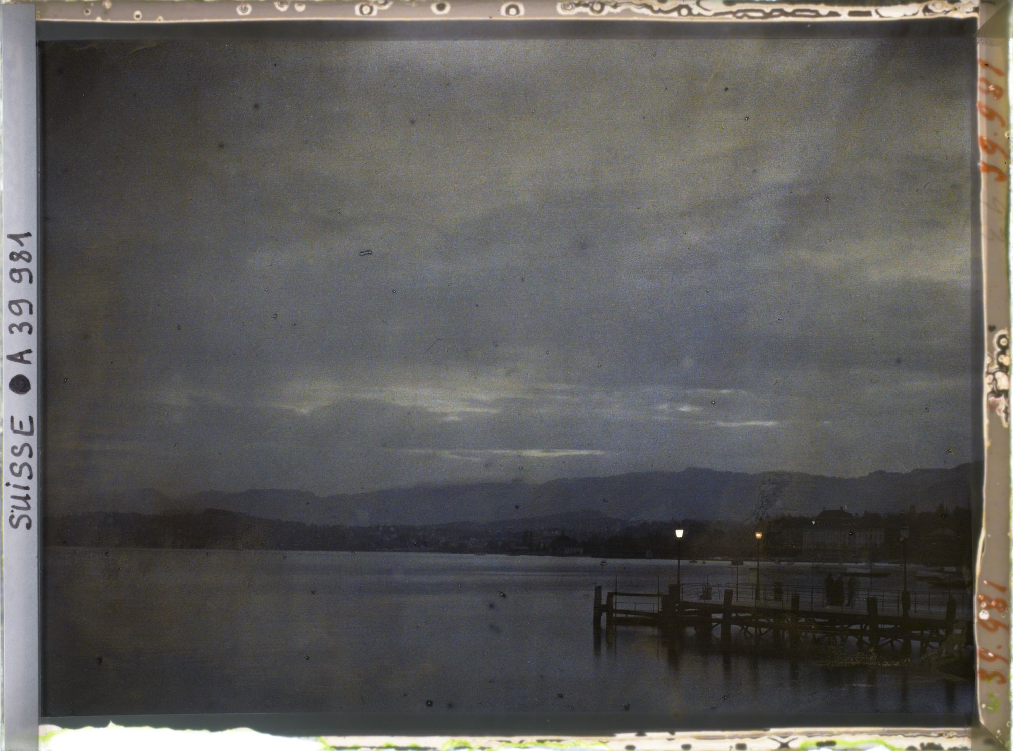 Image représentant Coucher de soleil sur le lac de Zürich depuis l'embarcadère de la Bürkliplatz