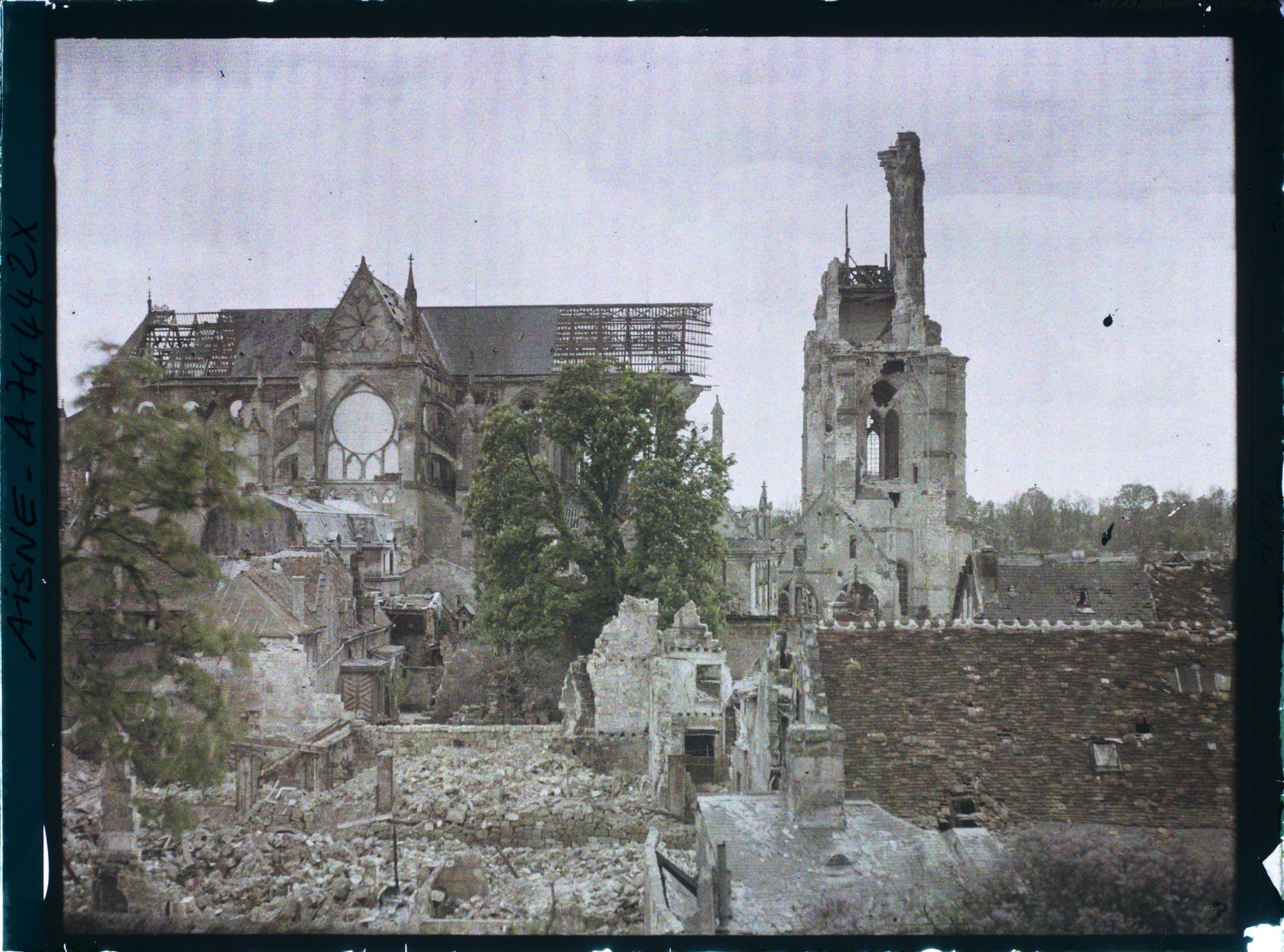 Image représentant Les abords de la cathédrale en ruines