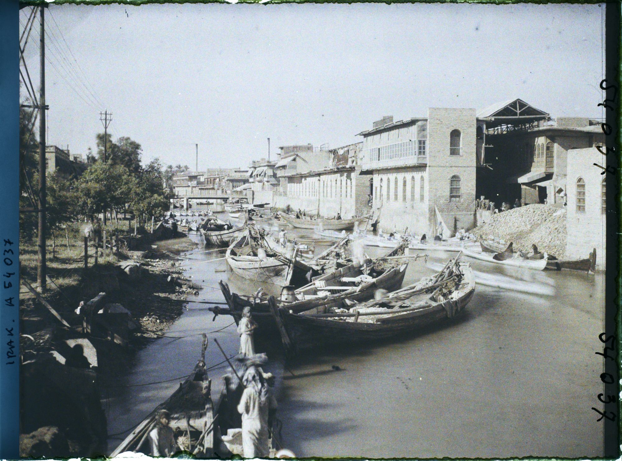 Image représentant Sur le canal dans l'ancien quartier portuaire d'Ashar