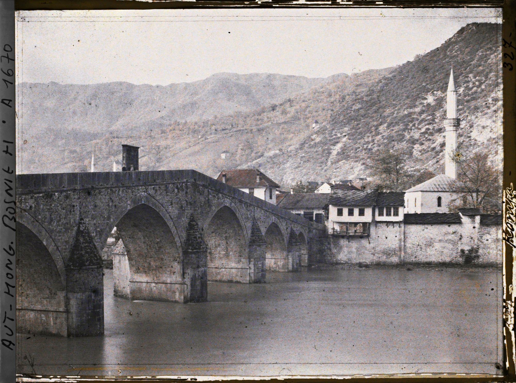 Image représentant Le vieux pont de pierre, les maisons de pierre