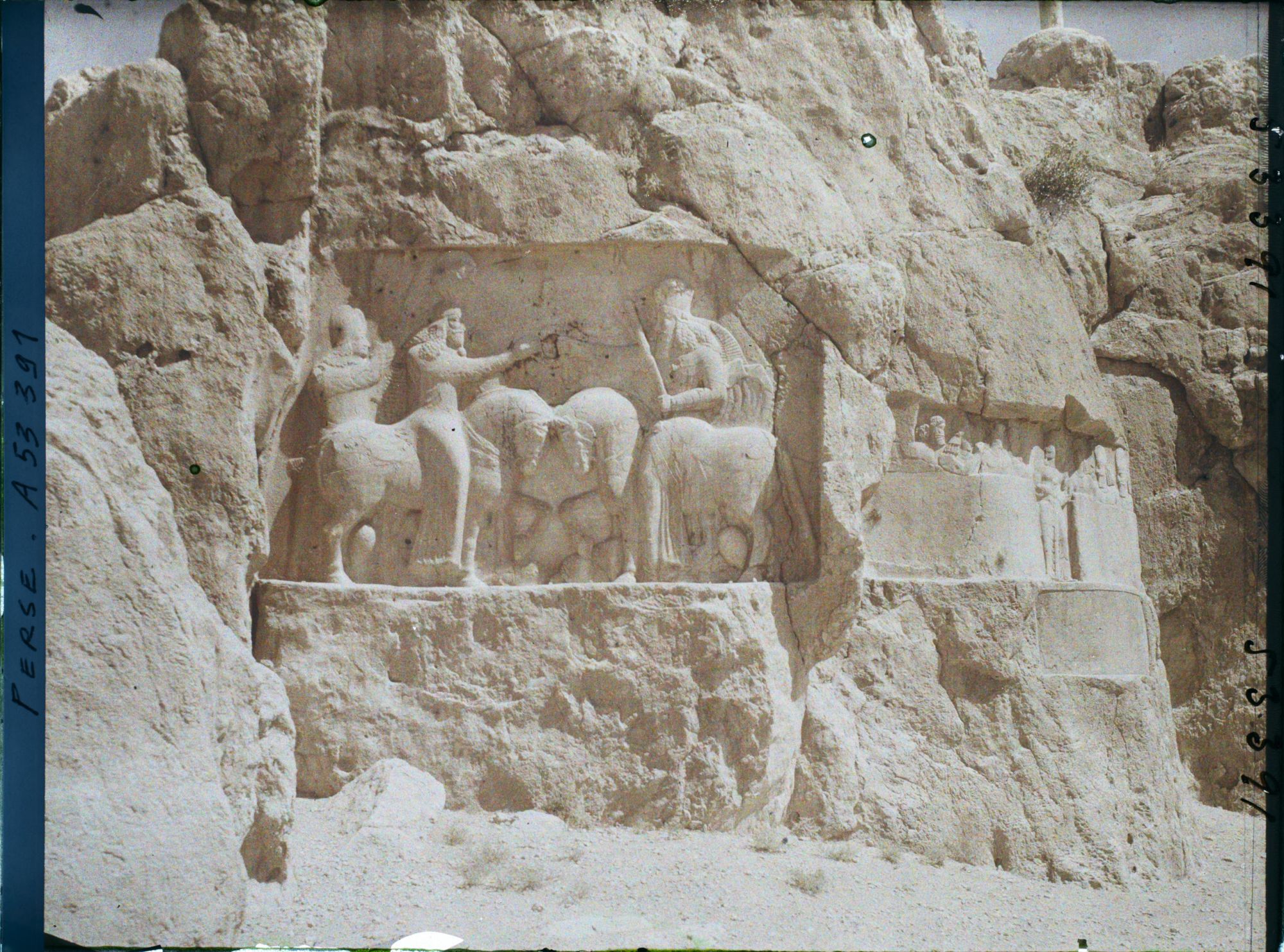 Image représentant Bas-relief sassanide représentant l'investiture d'Ardashir 1er par le dieu Ahura Mazda