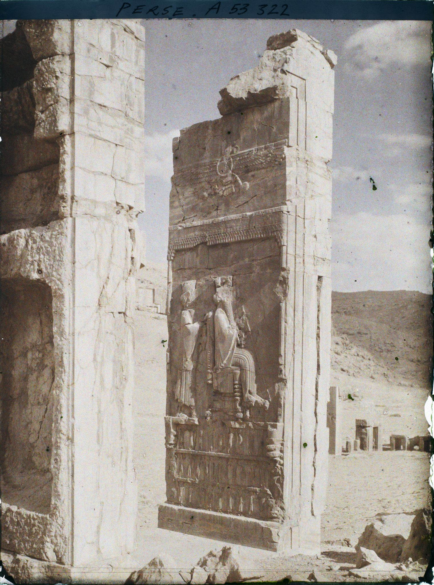 Image représentant Le Tripylon, bas-relief représentant Darius sur son trône devant Xerxès en prince couronné, sous le symbole ailé d'Ahura Mazda et soutenus par les 28 nations vassales