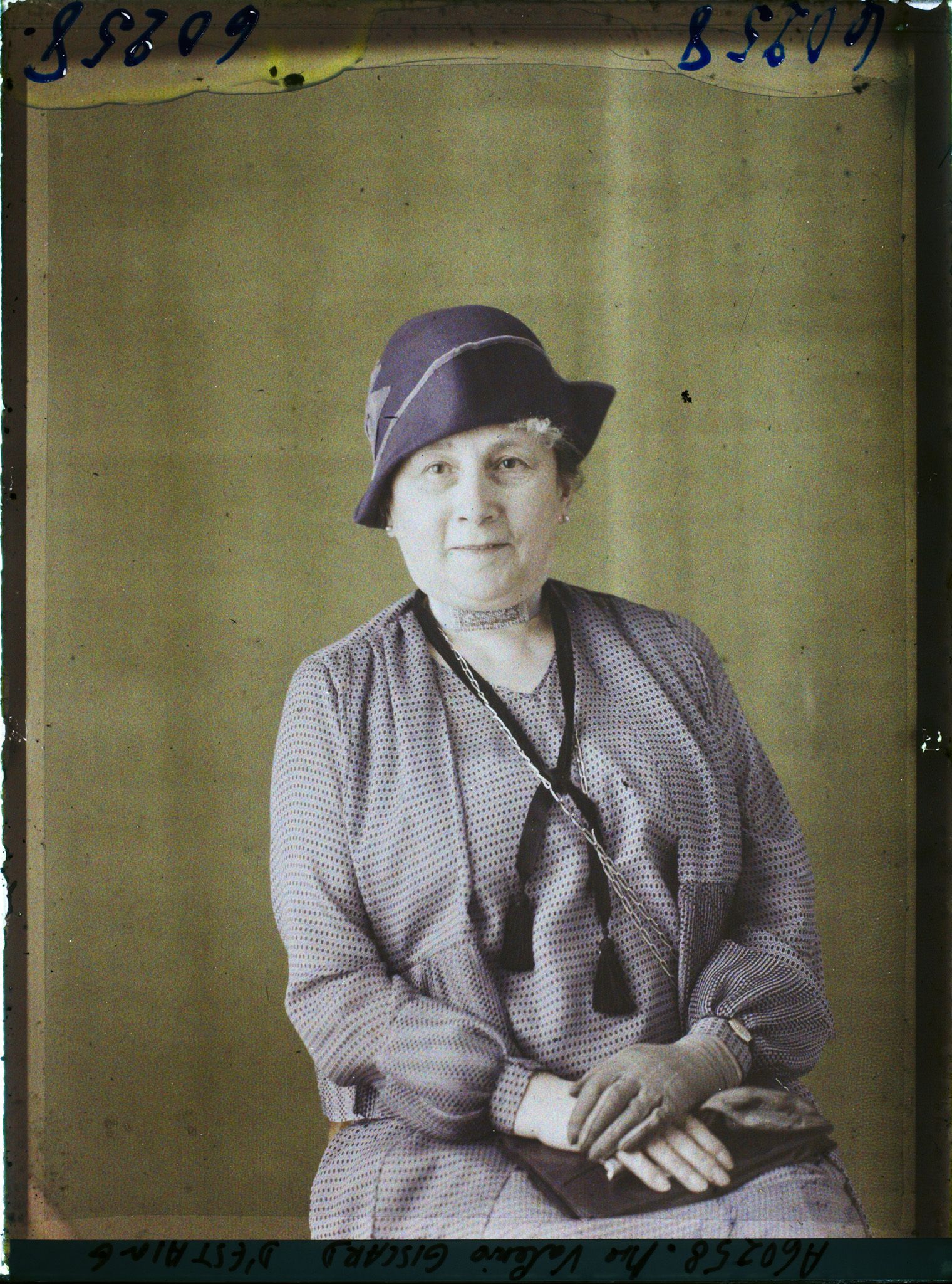 Image représentant https://musee-albert-kahn.s-museum.fr/home/NWQ2OTAwYzNmYjZlZTk1ZWQwODJmMjY4L2dlbmVyaWMtbm90aWNlLXRhYi9hdXRob3JpdHkvNjE3YTc5ZjVjZjhiODk2OGIzMzM3ZDIx/5d6900c3fb6ee95ed082f268/generic-notice-tab/authority/617a79ebcf8b8968b3336db4 Madame Louise Giscard d'Estaing