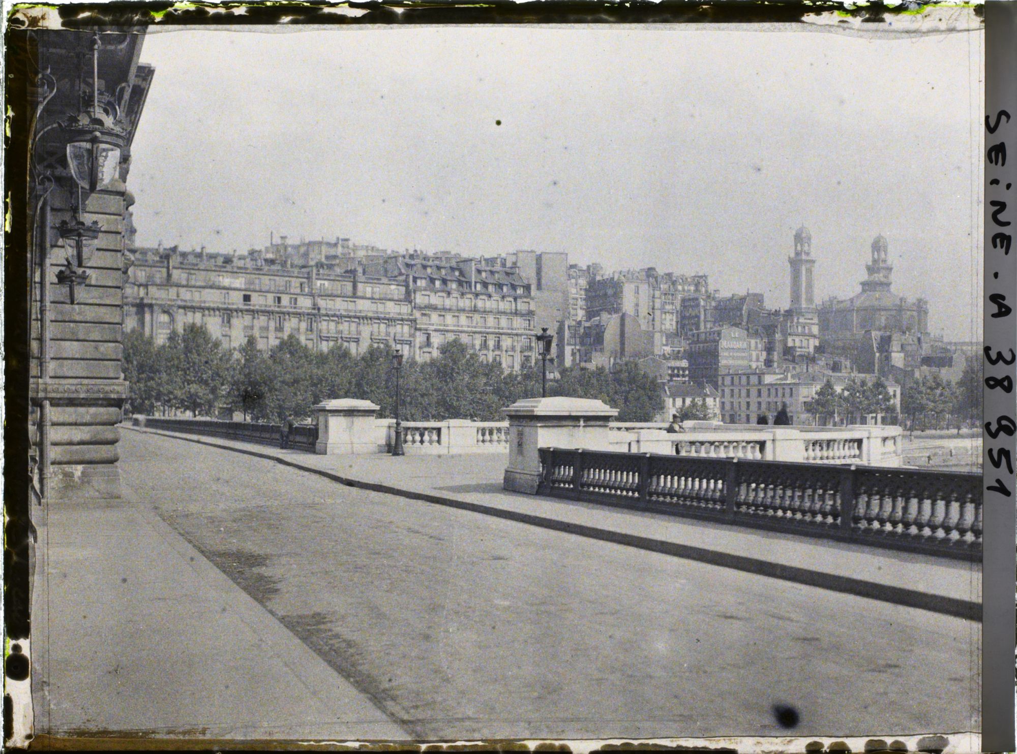 Image représentant Vue prise du pont de Passy, actuel pont de Bir-Hakeim, vers le Trocadéro