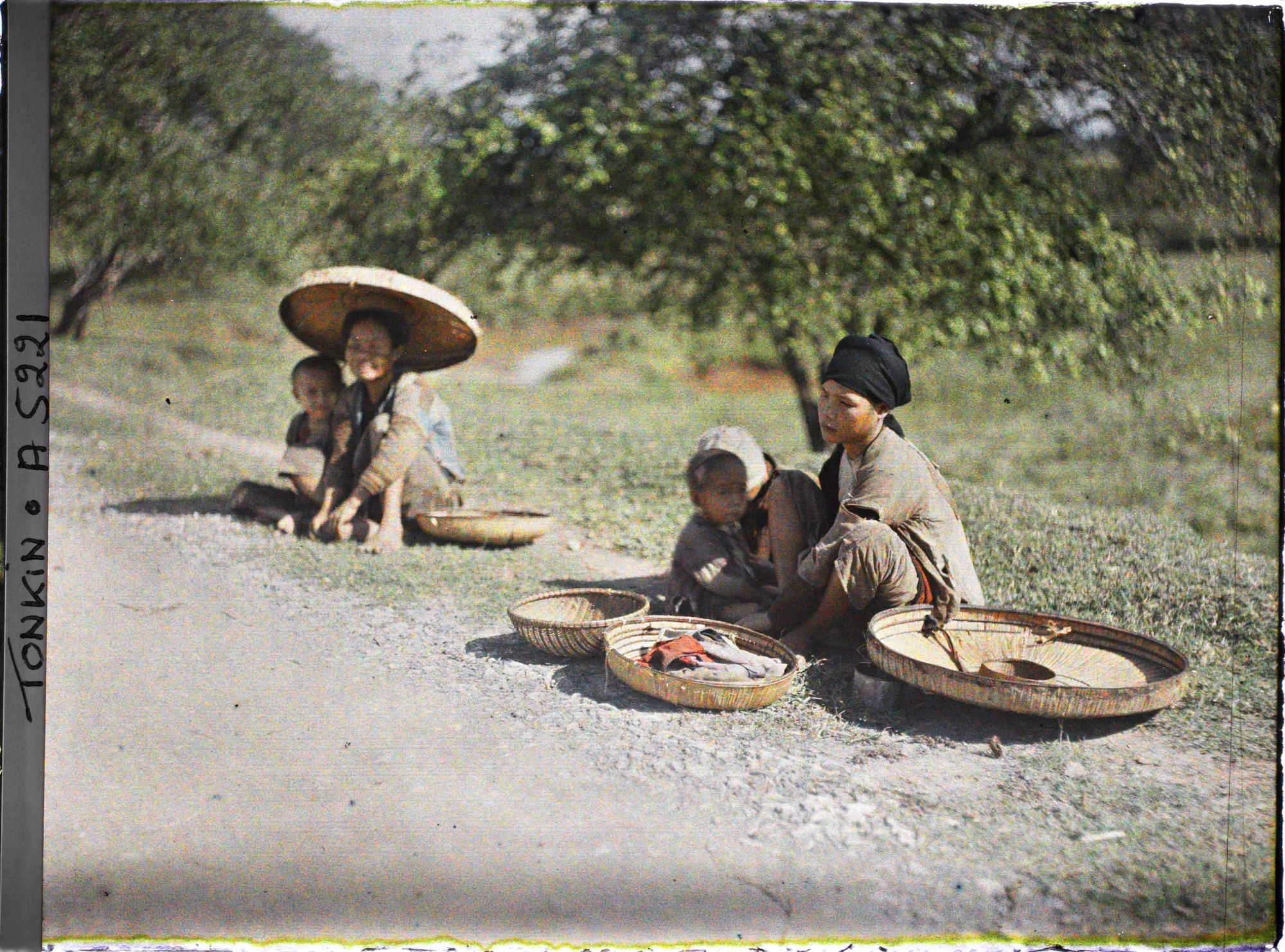 Image représentant Des mendiantes aveugles et leurs enfants au bord d'une route