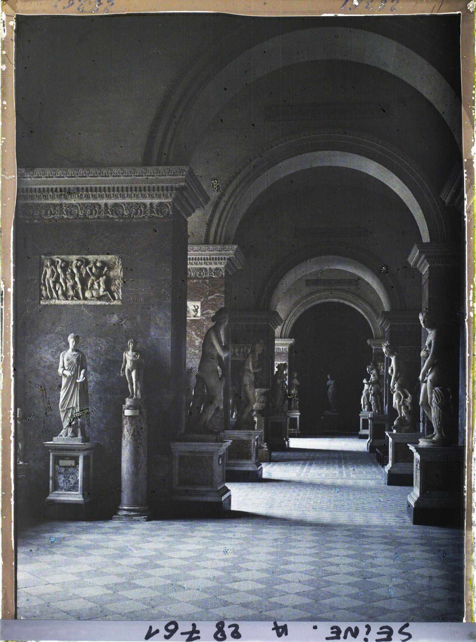 Image représentant La galerie de sculpture antique, rez-de-chaussée de l'aile Sully (actuelles salles 8 à 12), au fond la Vénus de Milo