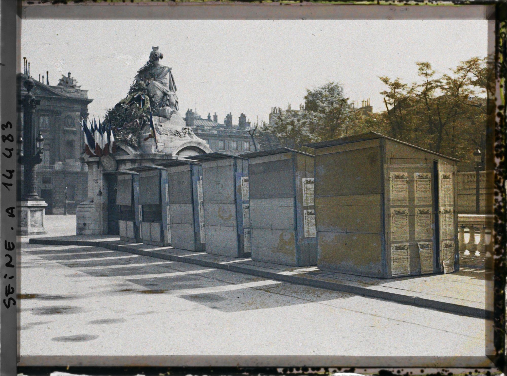 Image représentant Baraques de souscription à côté de la statue de Strasbourg, place de la Concorde