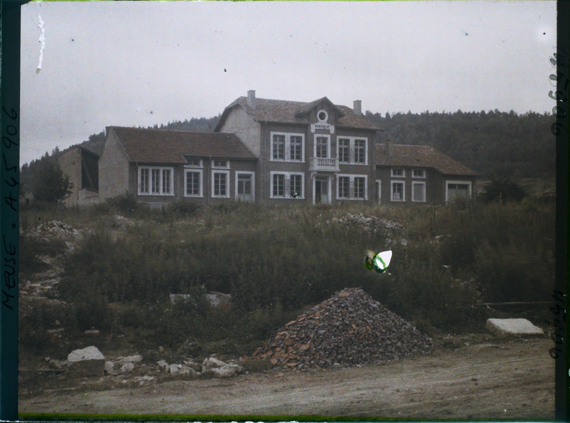 Image représentant France, Combres, Ecoles et Mairie