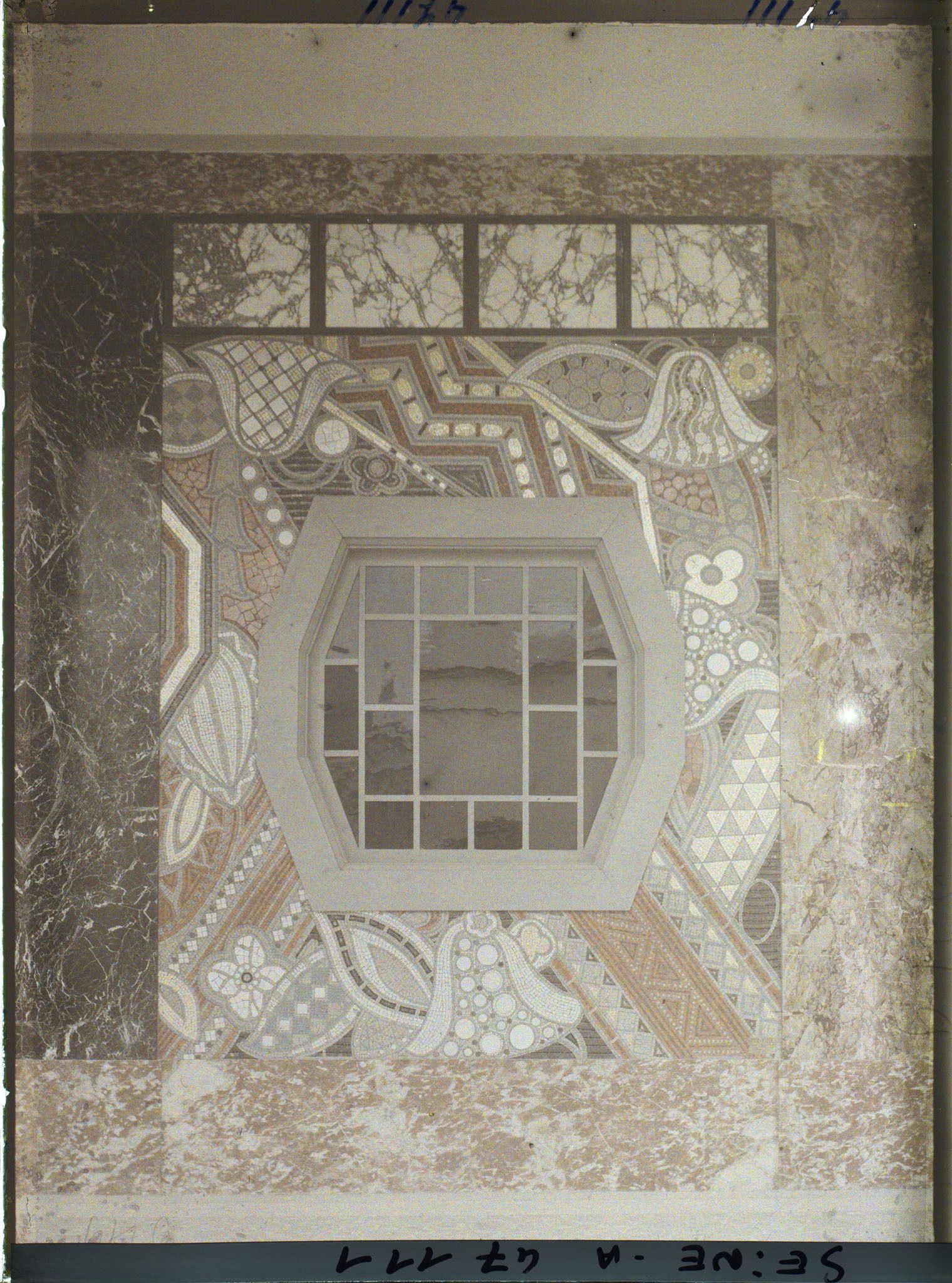 Image représentant L'Exposition des arts décoratifs, Mosaïque de la Classe VII, Galeries de la section française, entre la Tour de Champagne et la Tour de Paris