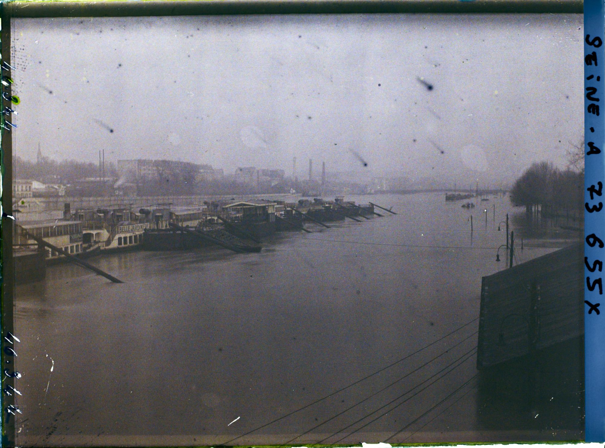 Image représentant La Seine en crue depuis le viaduc d'Auteuil (aujourd'hui pont du Garigliano)