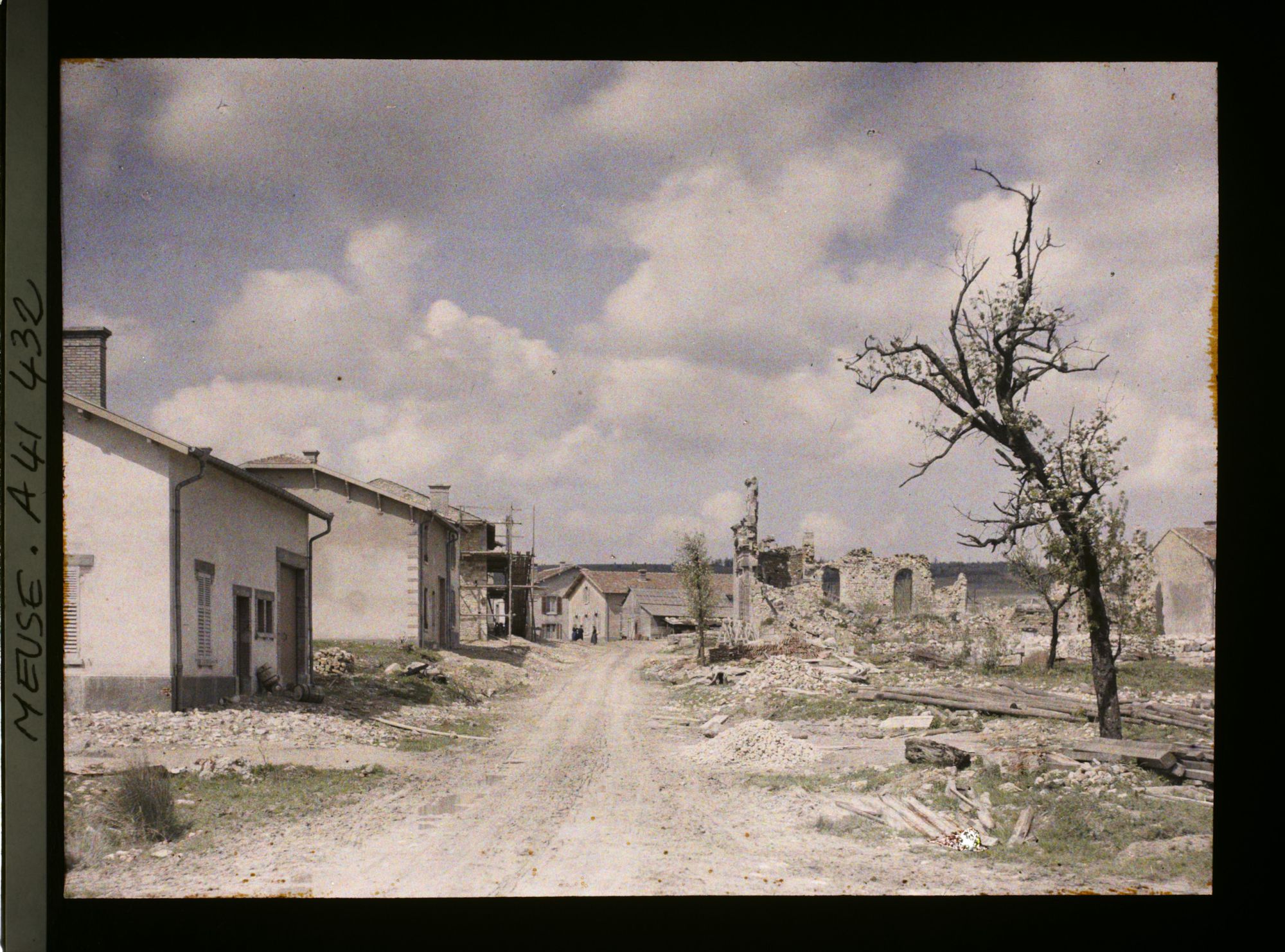 Image représentant France, Les Eparges, Vue vers les ruines de l'Eglise