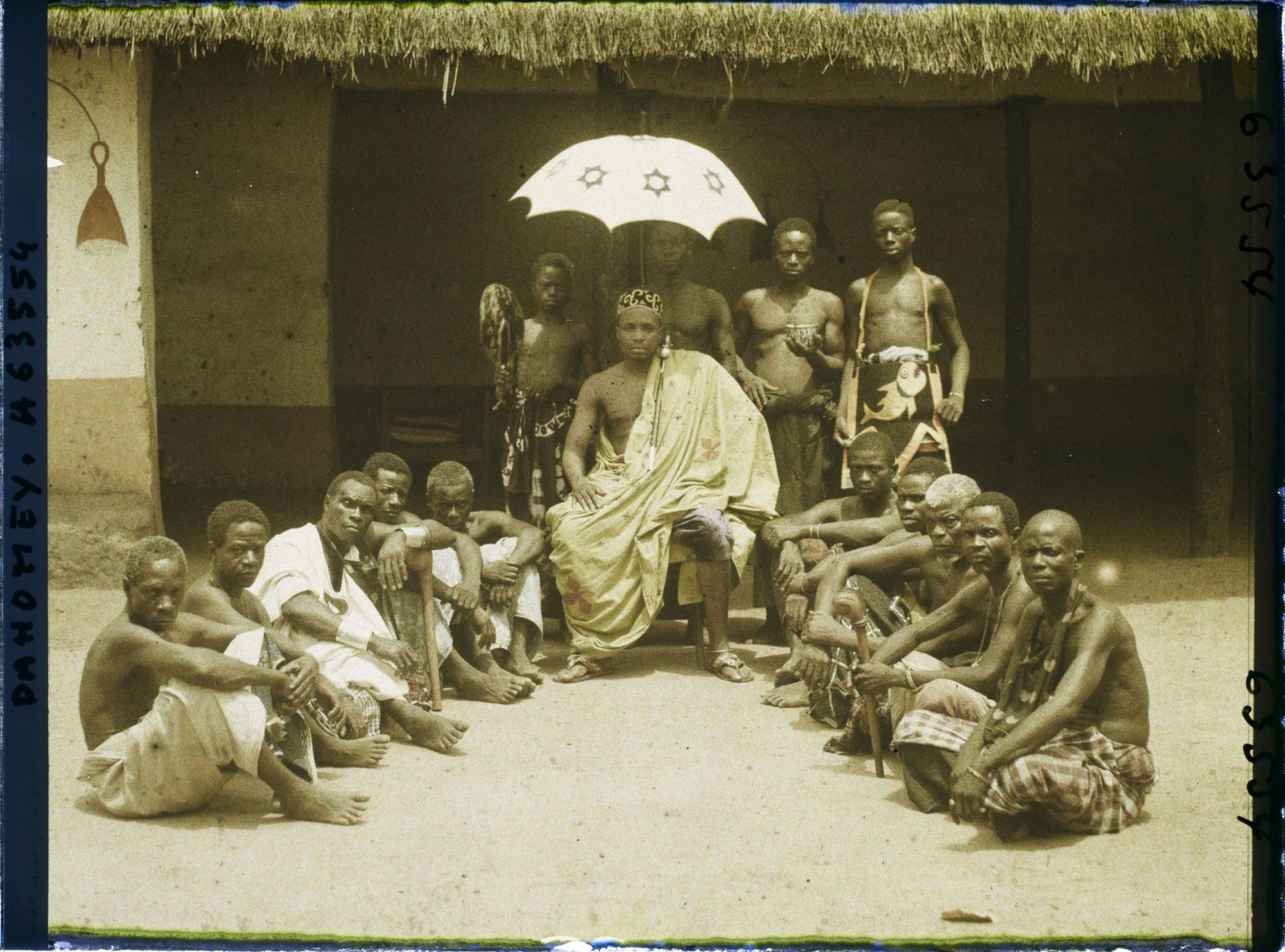 Image représentant Le chef Zodéougan entouré de sa cour