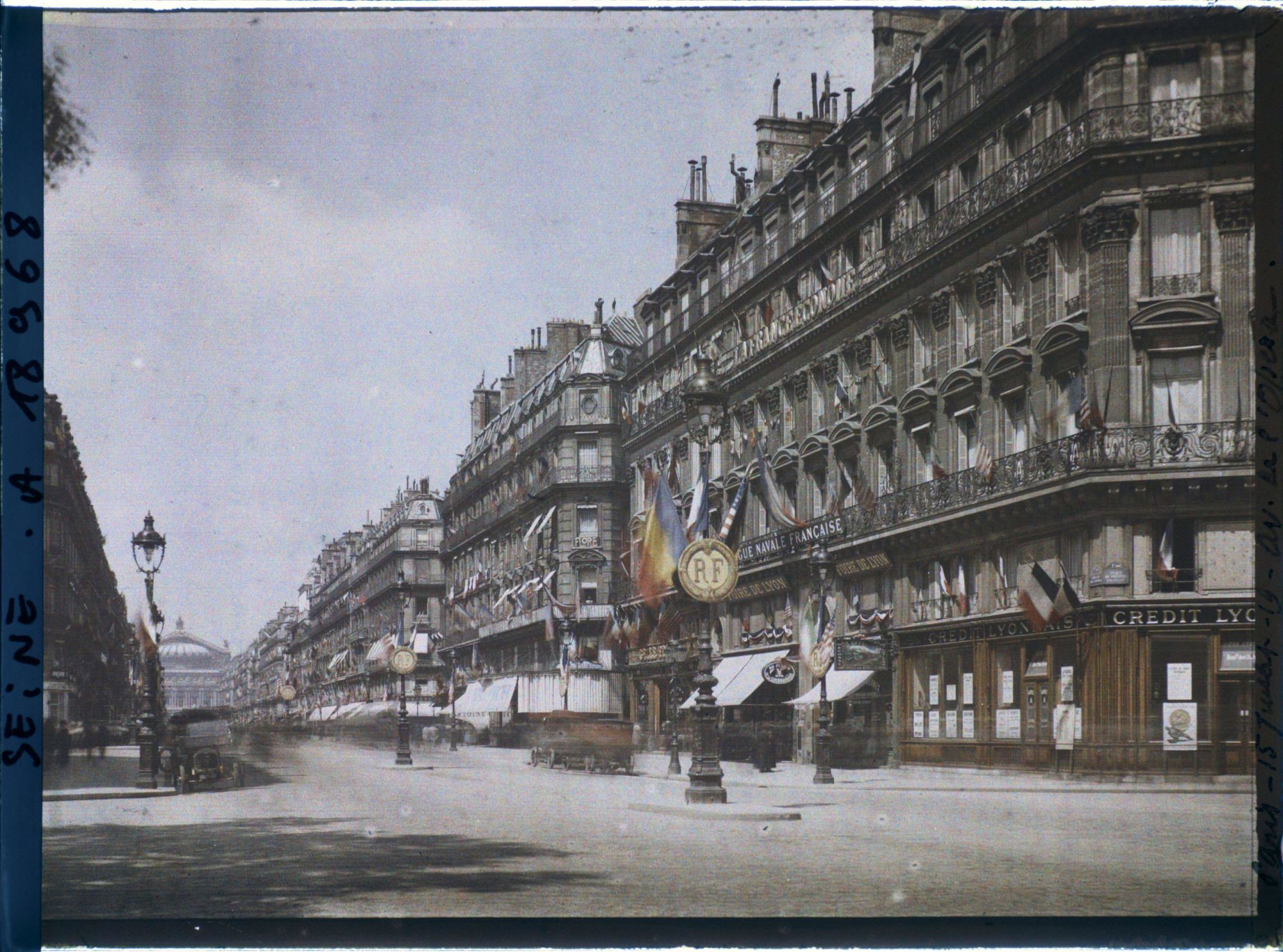 Image représentant L'avenue de l'Opéra décorée pour les fêtes de la Victoire des 13 et 14 juillet 1919