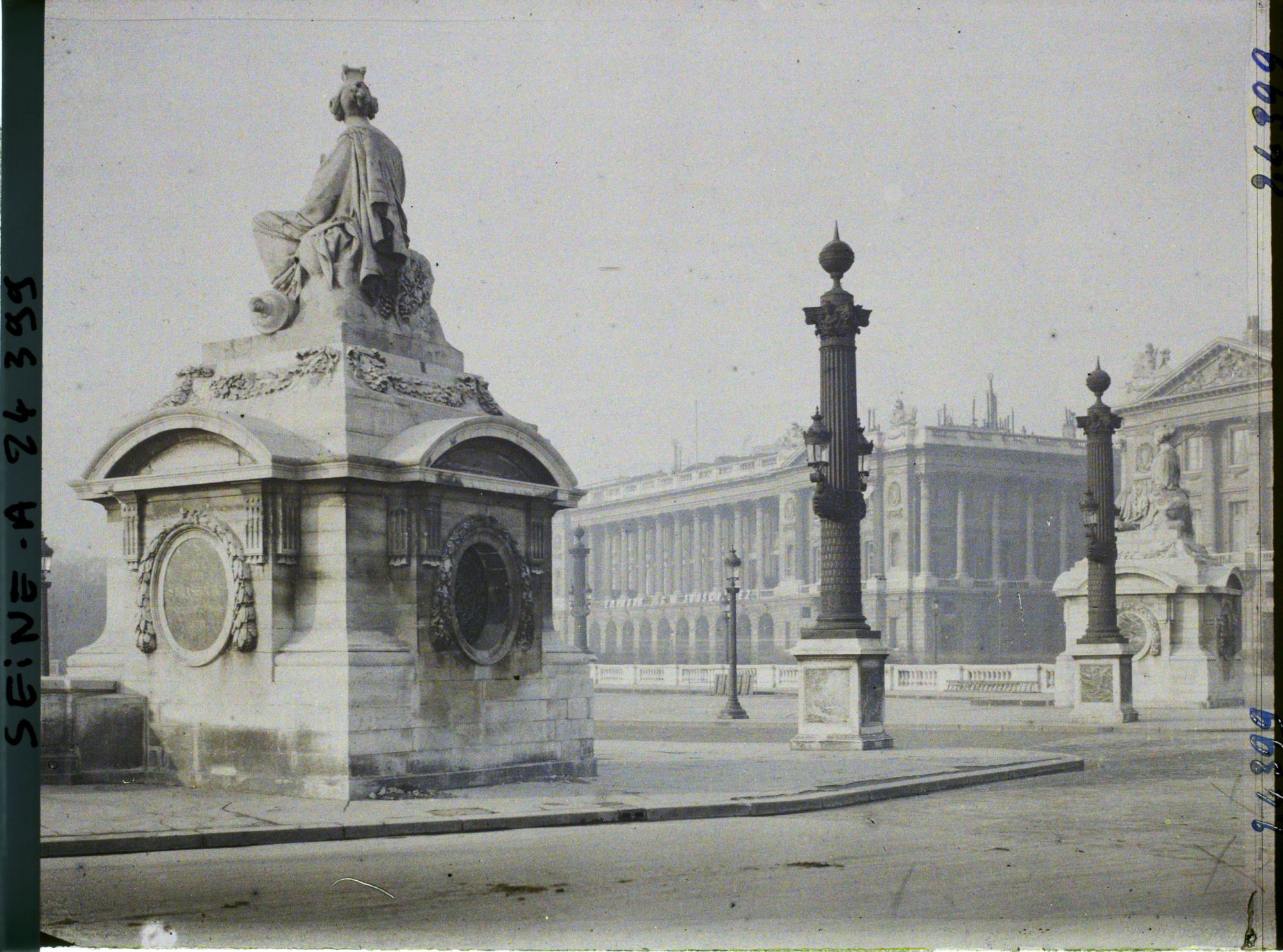 Image représentant Publicité pour l'emprunt national de 1920 sur la façade de l'hôtel Crillon, place de la Concorde