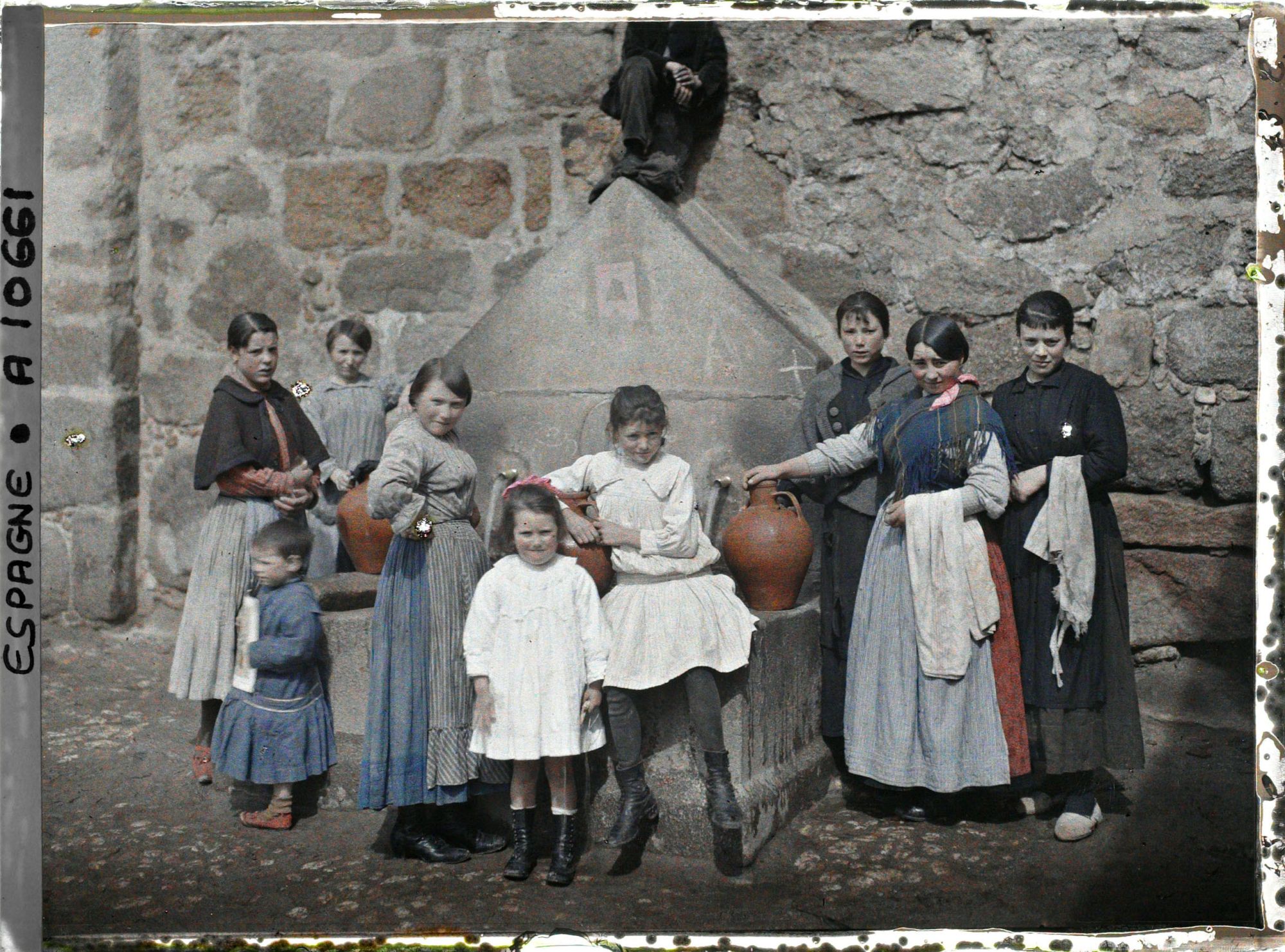 Image représentant Espagne, Avila, La Fontaine S. Vicente et un groupe de femmes
