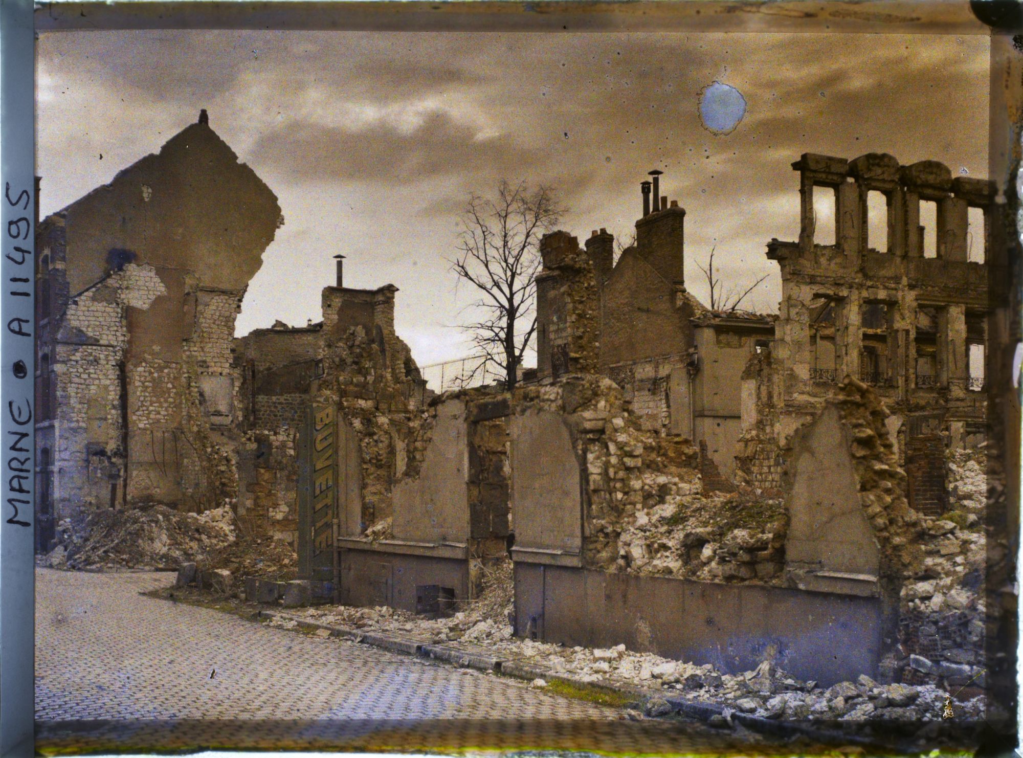 Image représentant Ancienne buvette en ruine, rue Eugène Desteuque