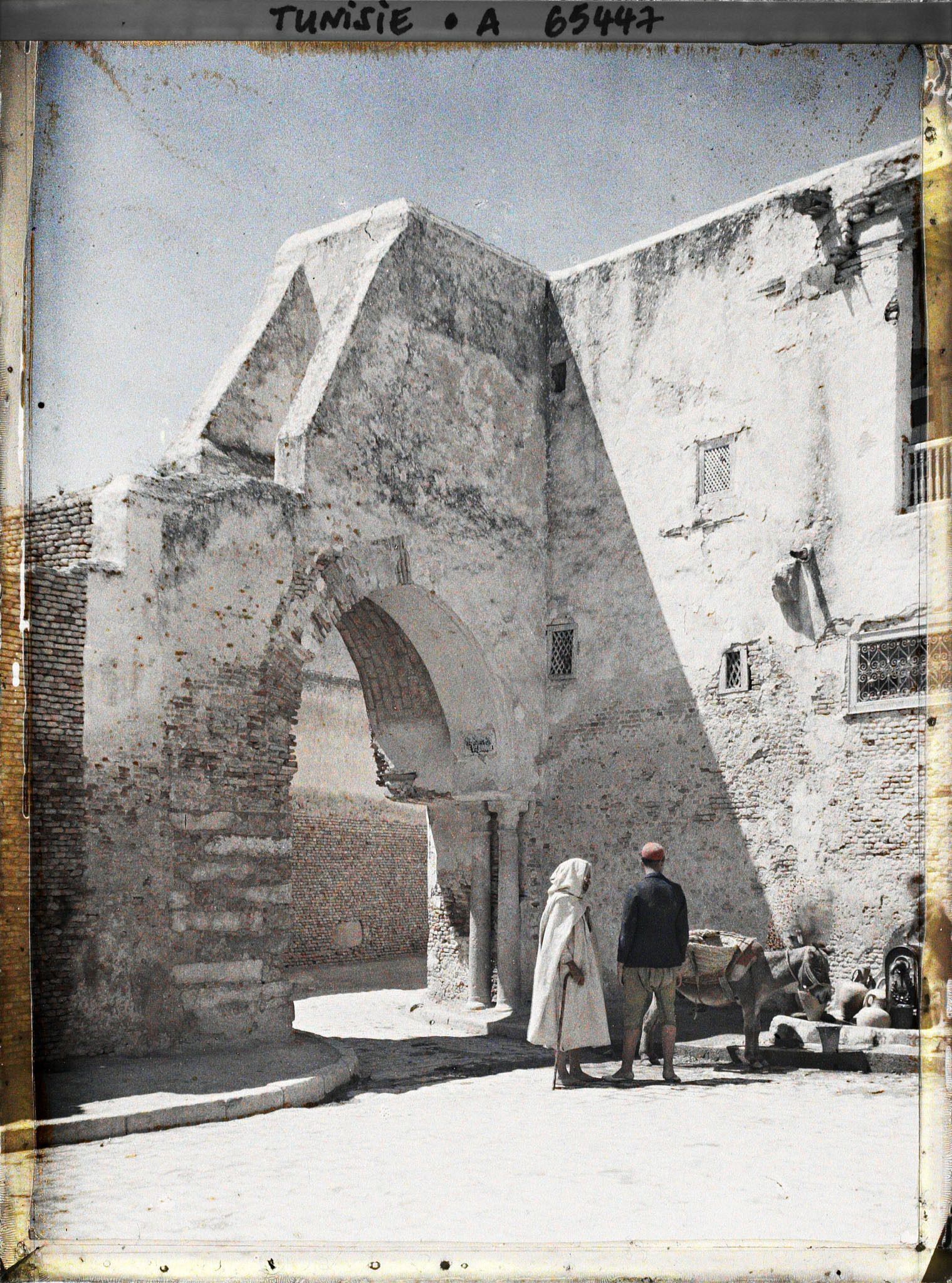 Image représentant Petite place près de la porte du Bey