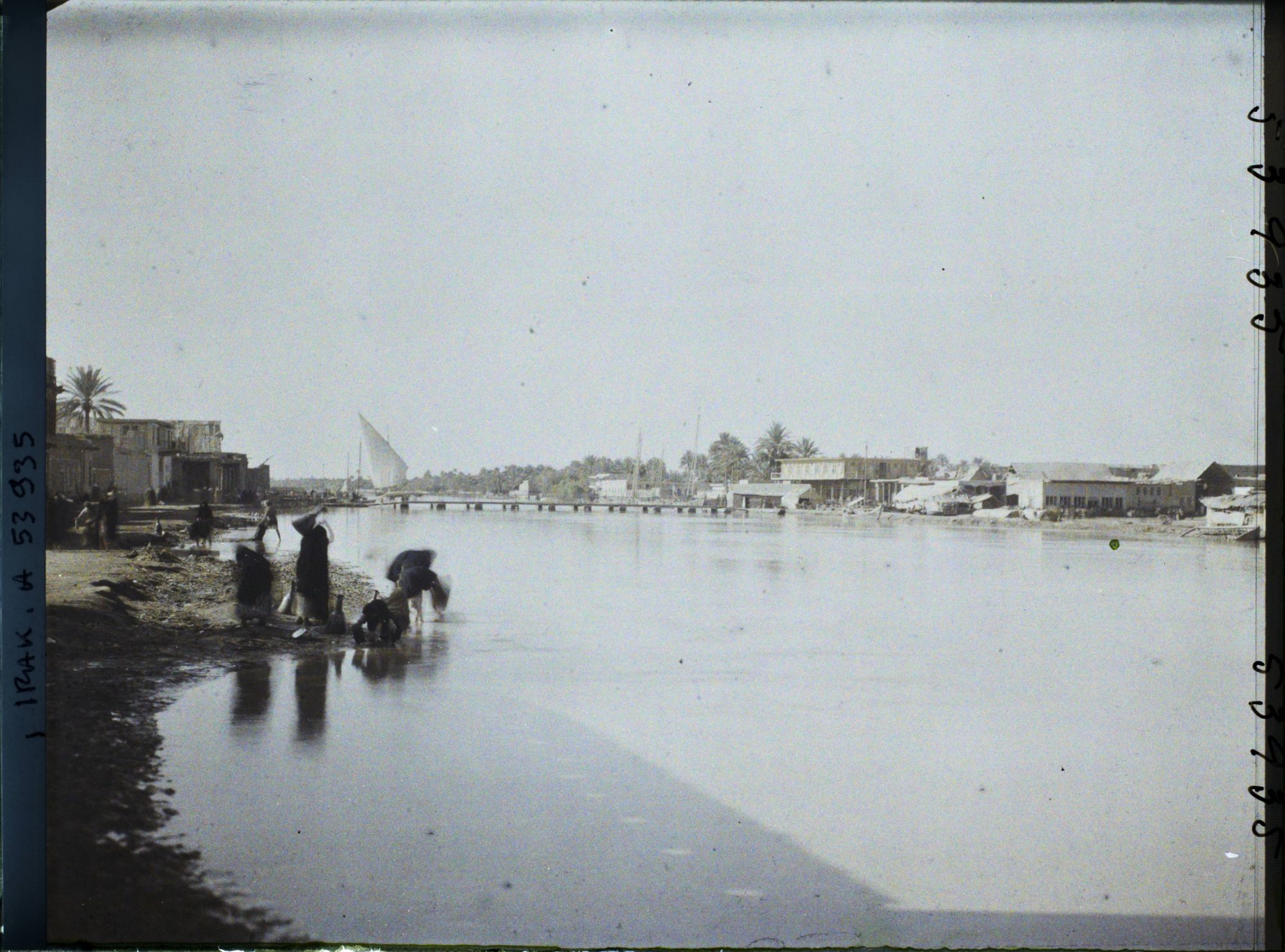 Image représentant Laveuses sur les rives du Chatt Al-Hillah, l'une des branches de l'Euphrate