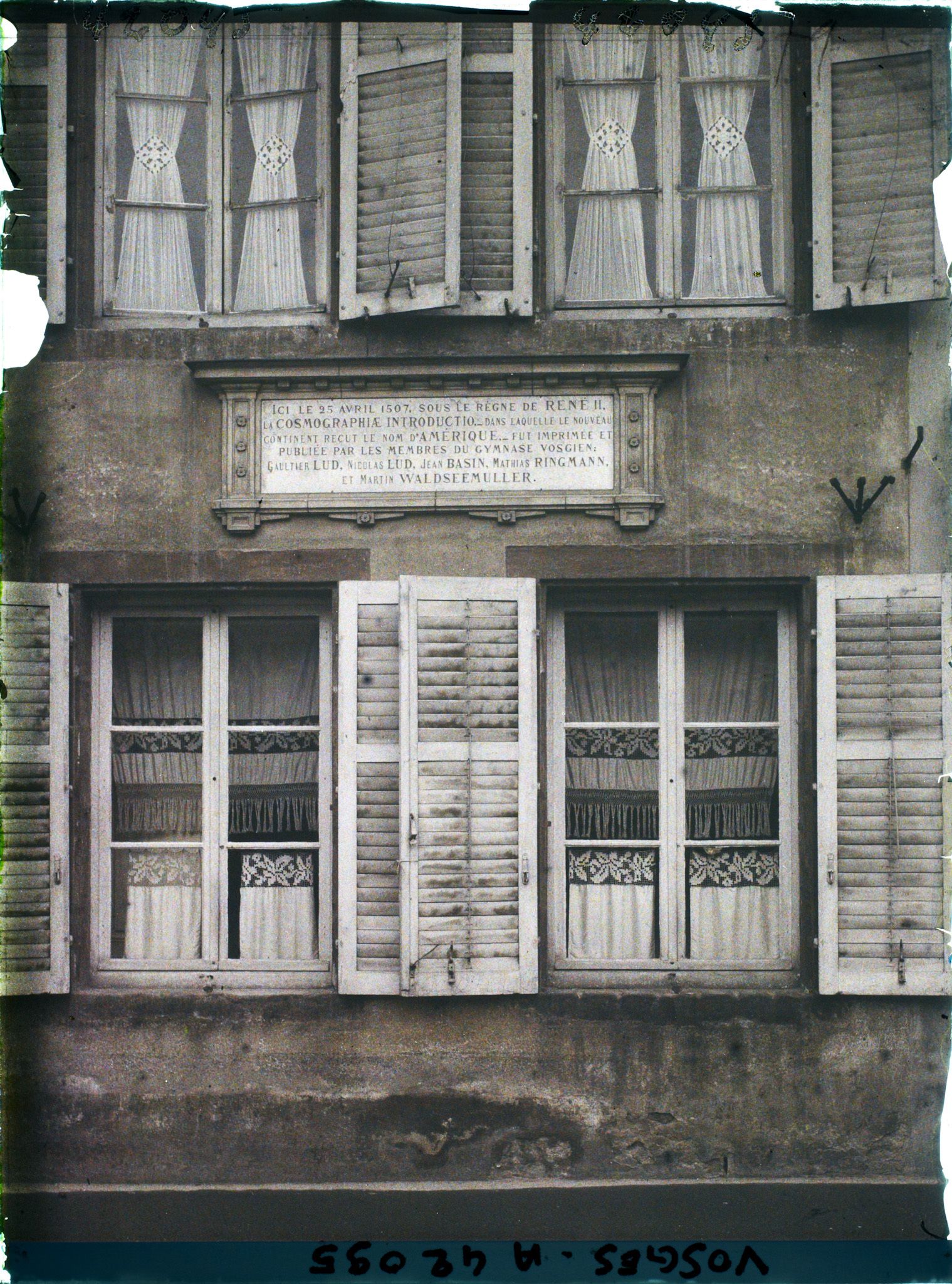 Image représentant France, St Dié, Maison où fut imprimée la Cosmographiae l'Inscription