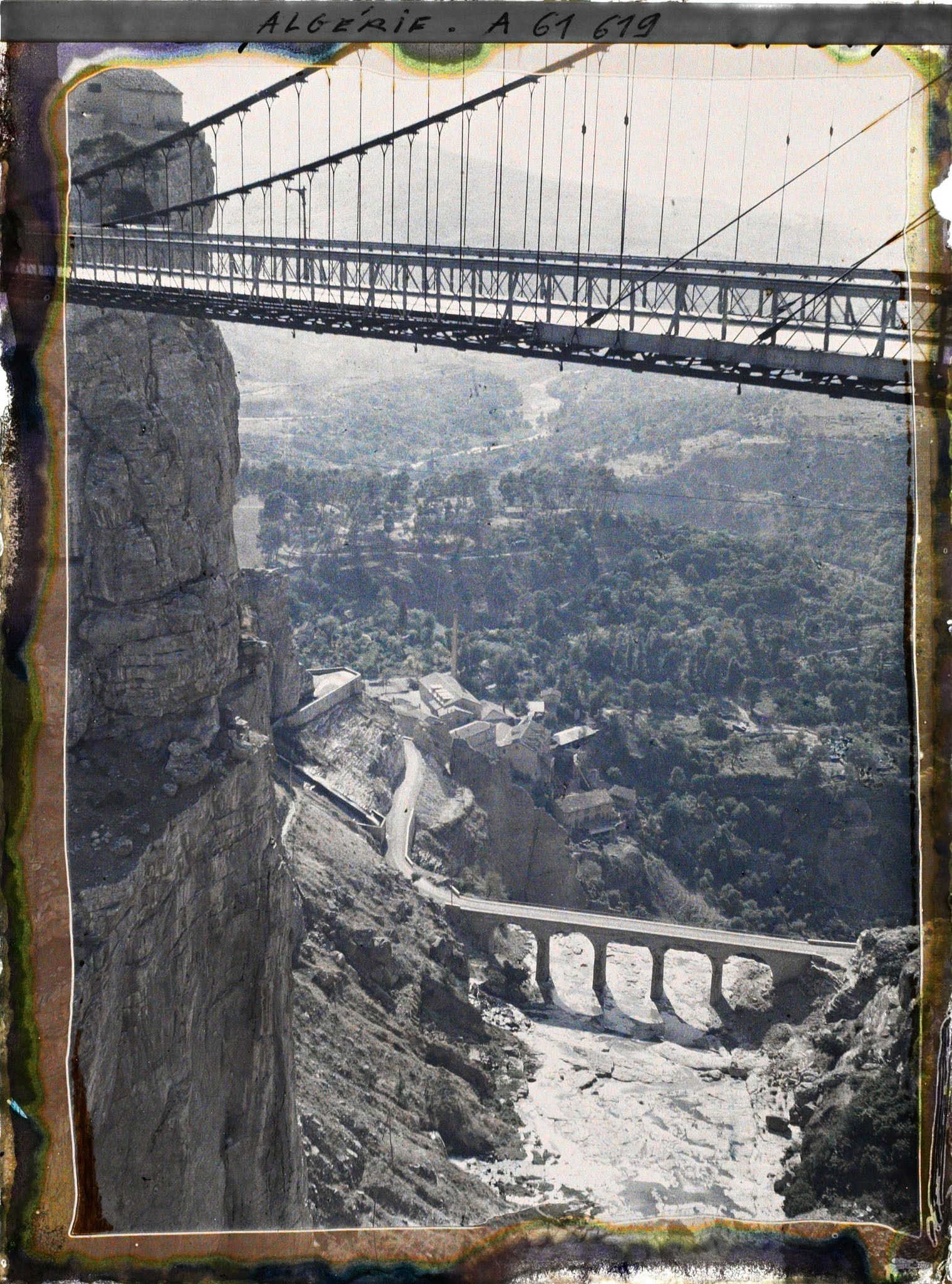 Image représentant Algérie, Constantine, Vallée du Rhumel à la sortie des gorges, en bas, Pont des cascades