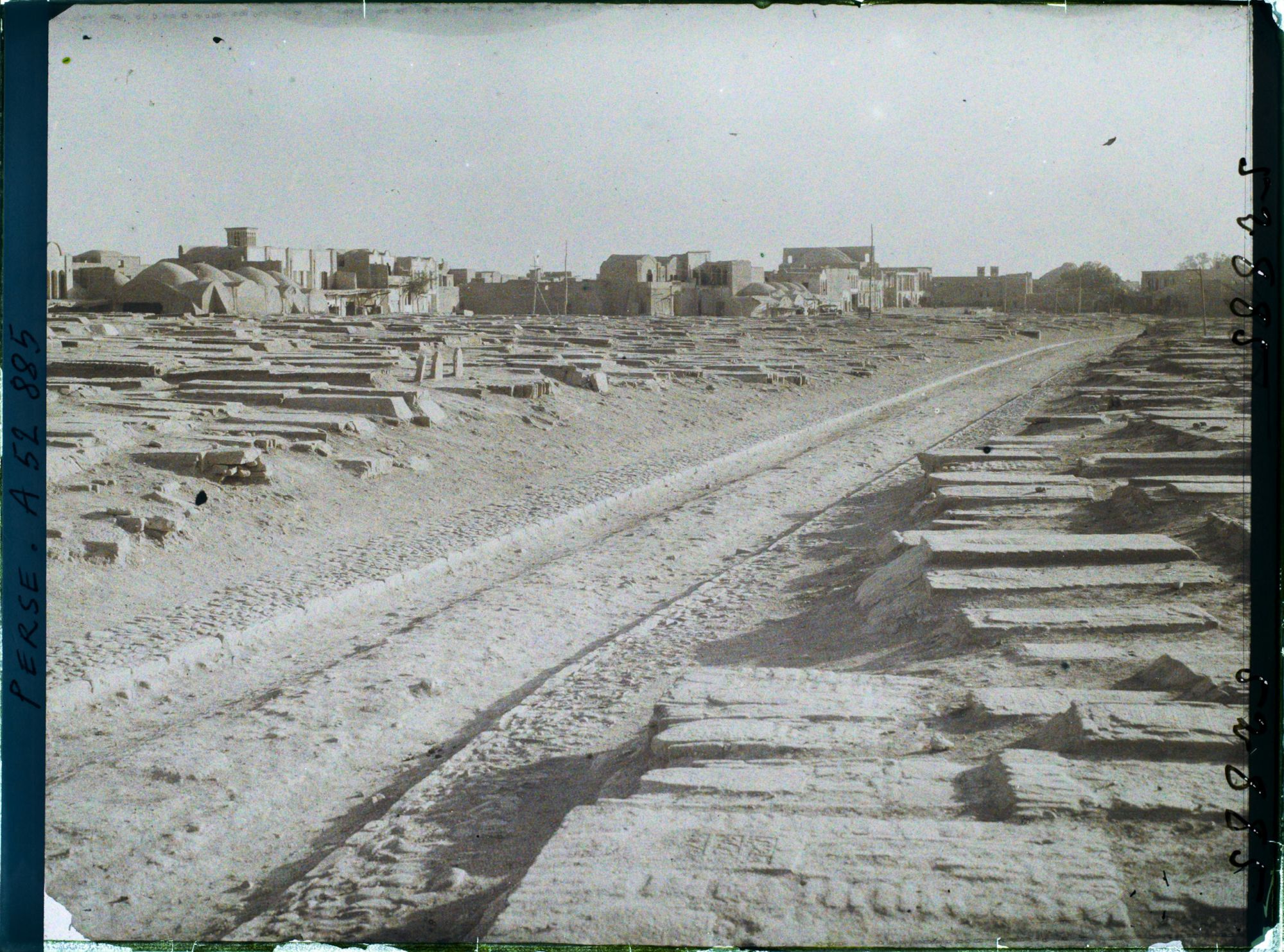 Image représentant Le cimetière, à côté du sanctuaire de Fatima Masoumeh