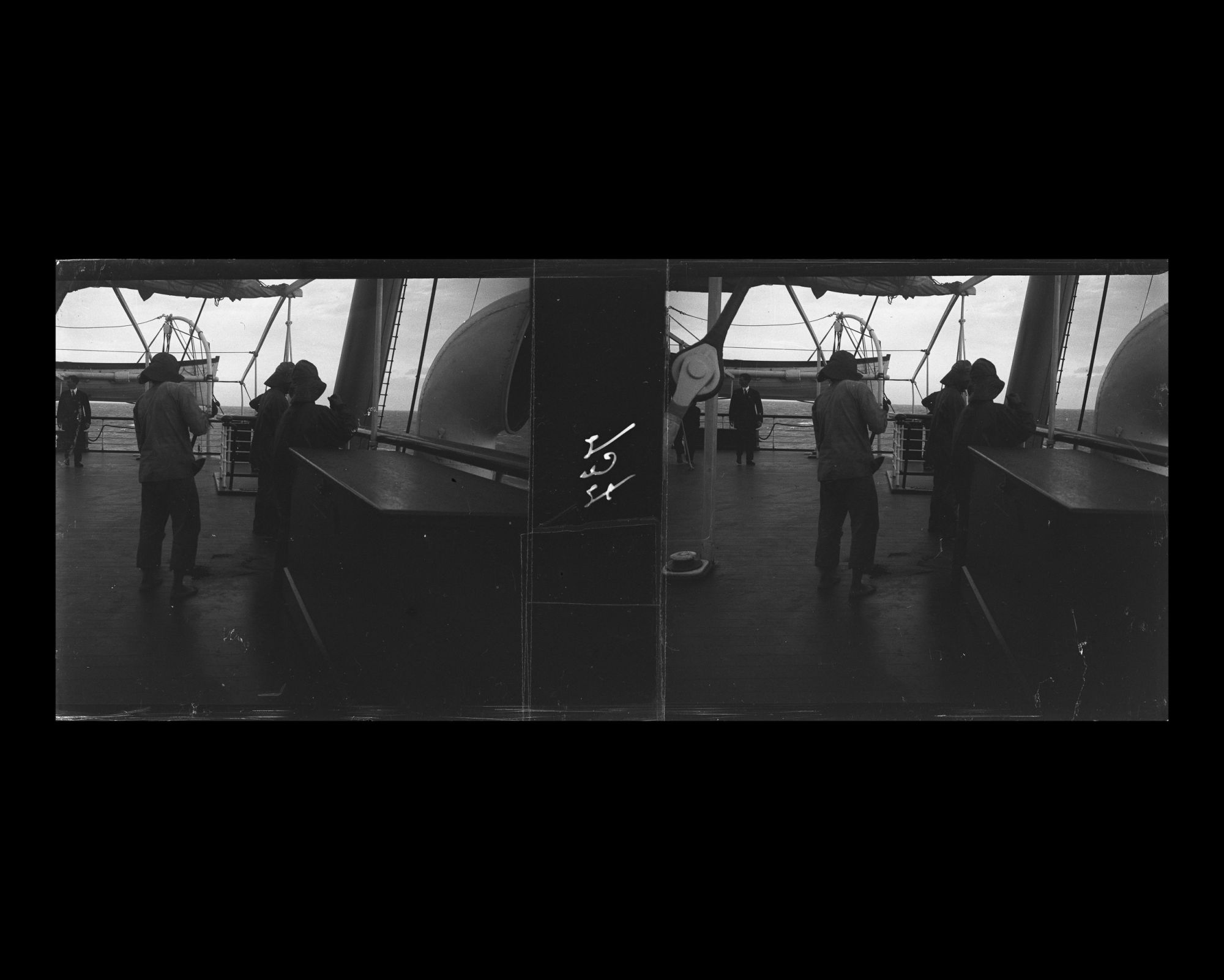 Image représentant Membres de l'équipage nettoyant le pont supérieur