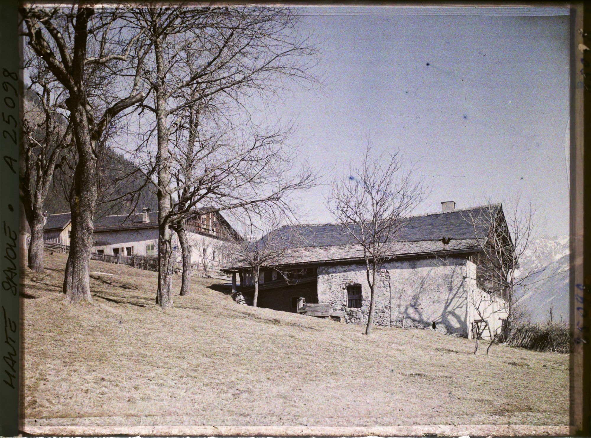 Image représentant France Les Alpes, Moussoux, Vallée de Chamonix, Village des Moussoux - Type de maisons du Pays