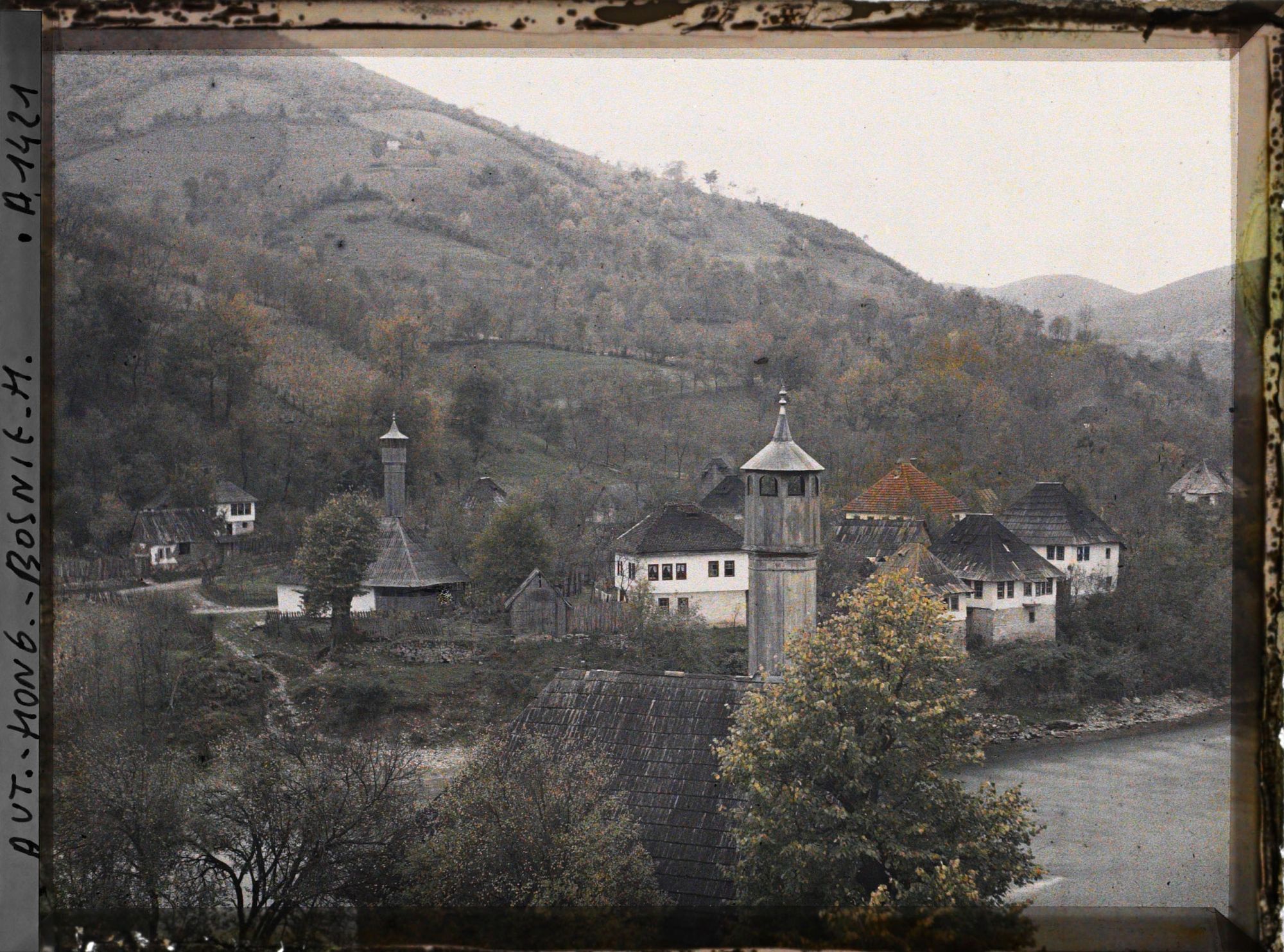 Image représentant A l'entrée de Grd Scher [Gornji Šeher]: les deux minarets de bois et le Vrbas
