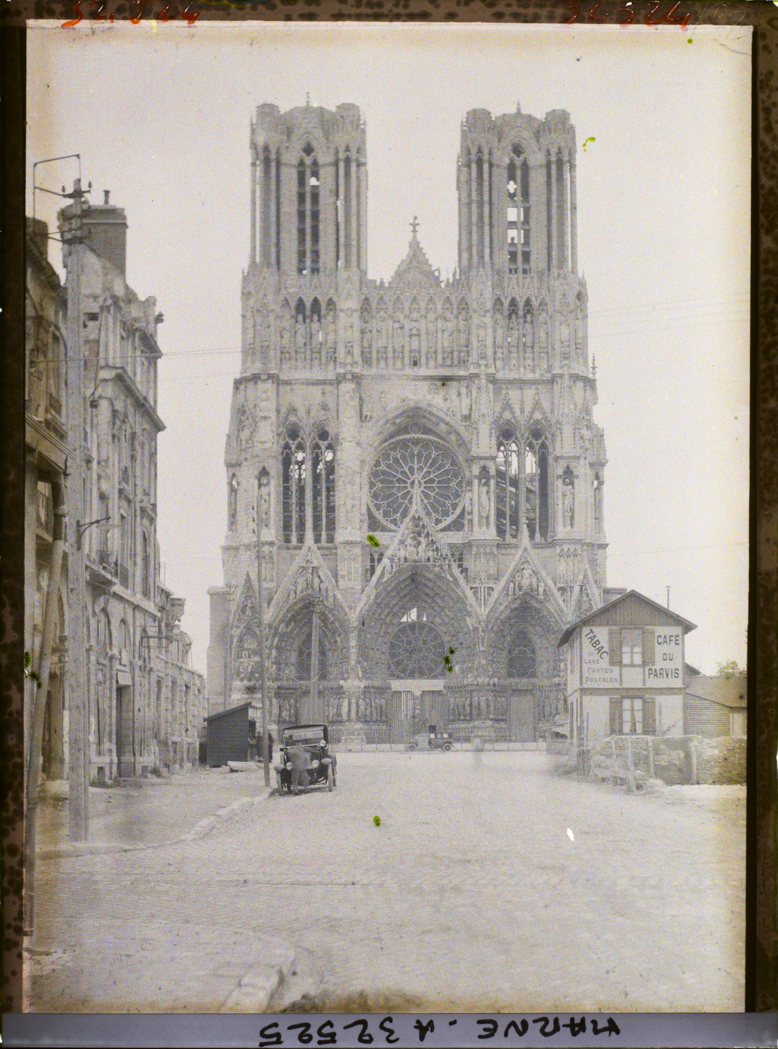 Image représentant France, Reims, Façade de la Cathédrale, vue prise de la rue Nouvelle