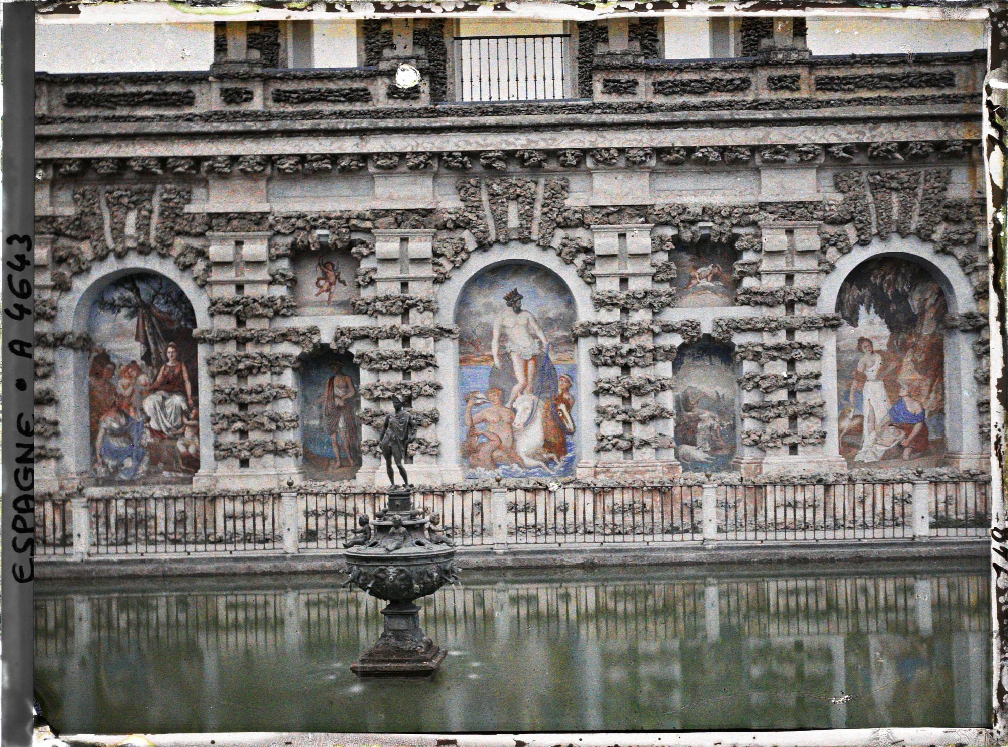 Image représentant Dans les jardins de l'Alcazar, la galerie del Grotesco ("des Grotesques") et la fontaine de Mercure au centre du bassin