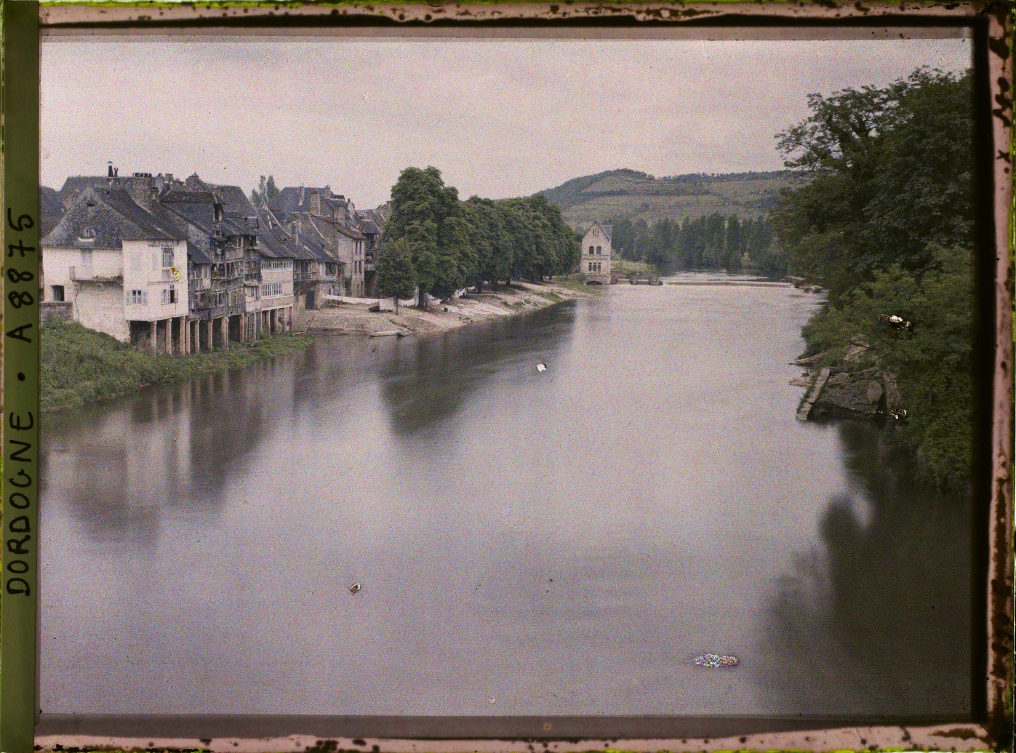Image représentant France, Montignac, Les bords de la Vezère les maisons de la rive droite sur pilotis de pierres
