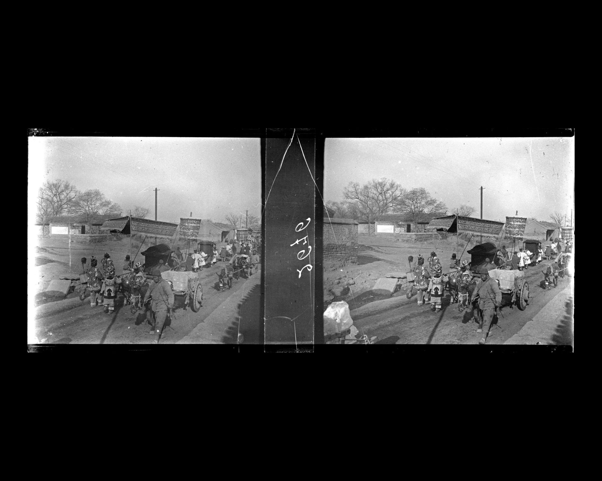 Image représentant Un cortège funéraire de trente-deux porteurs sur Deshengmen dajie ("avenue de la Porte des Vertus Triomphantes"), dans la ville tartare ouest
