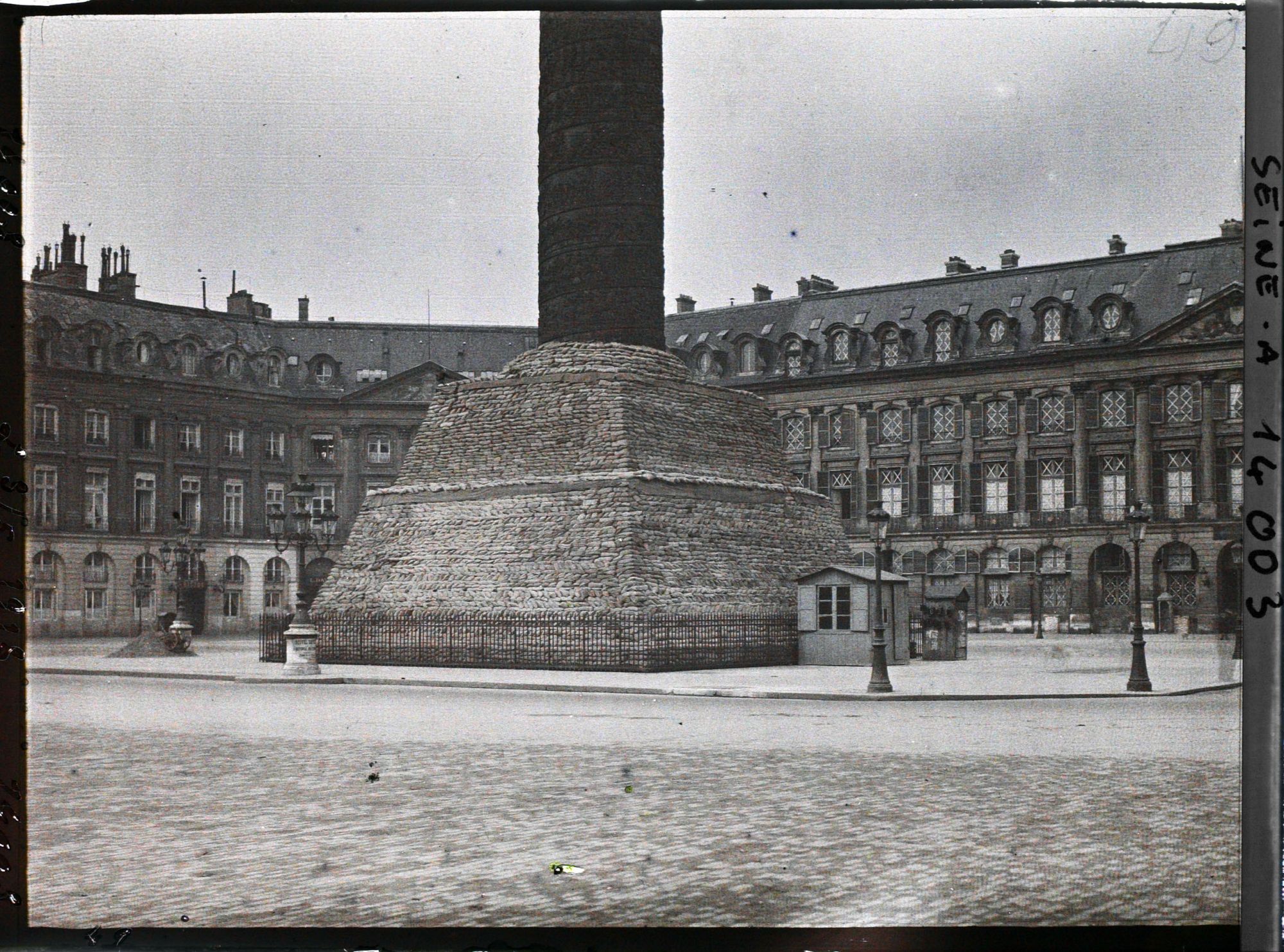 Image représentant La colonne Vendôme protégée contre les bombardements place Vendôme