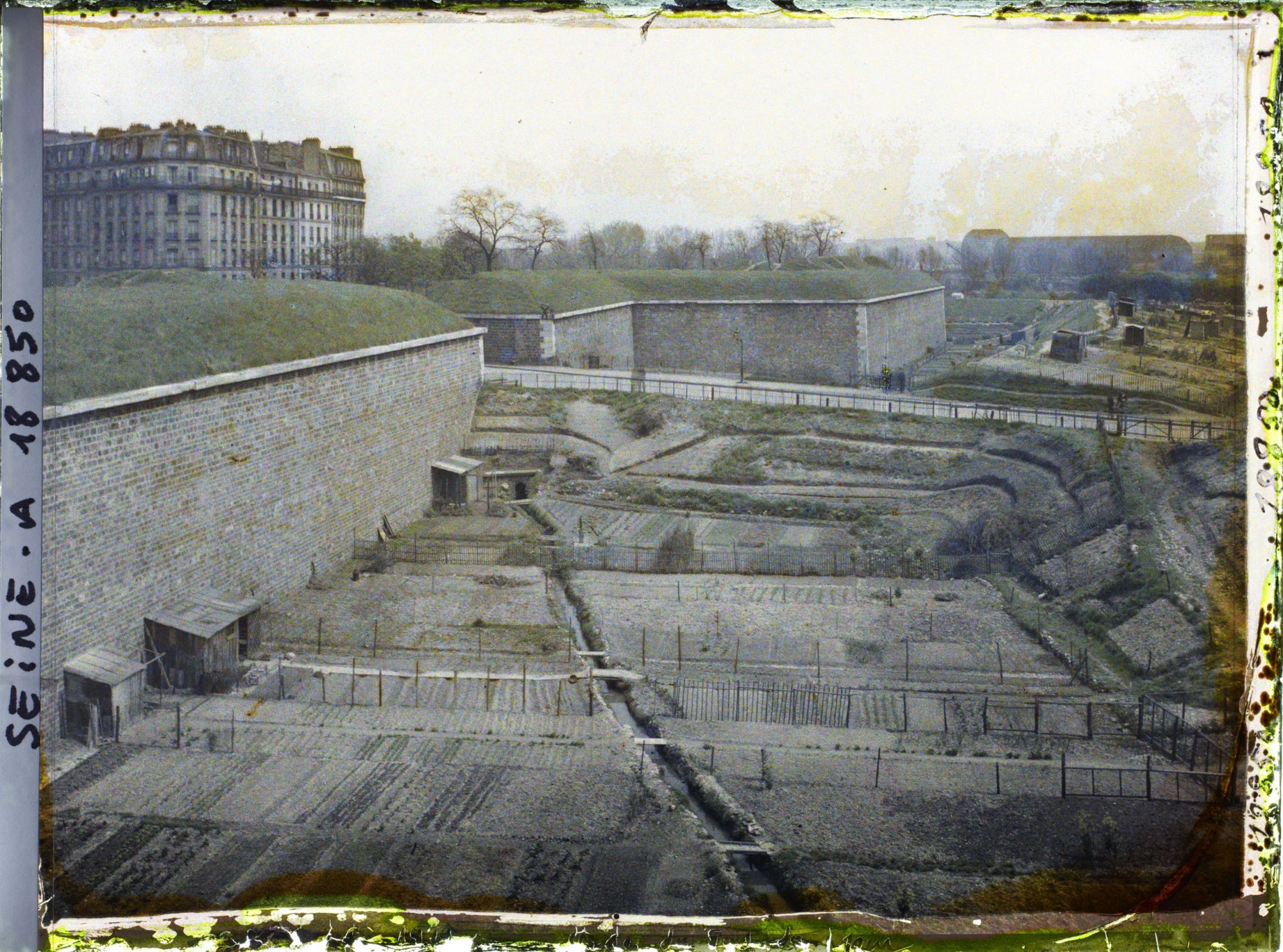 Image représentant Les jardins ouvriers aux pieds des fortifications, à la porte du Point-du-Jour