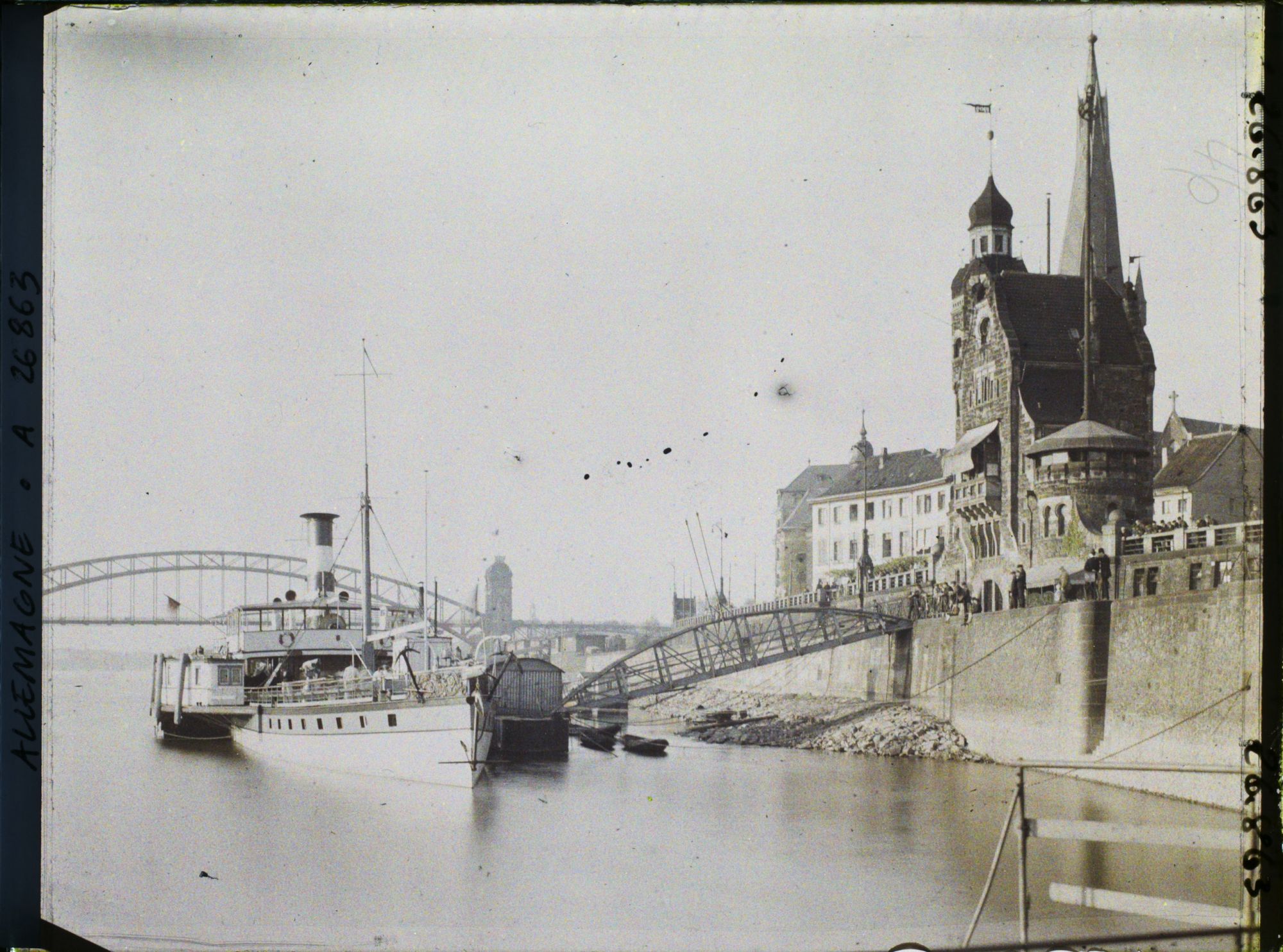 Image représentant Allemagne, Düsseldorf, Les Rives du Rhin, L'Eglise St Lambert et le bateau réquisitionné