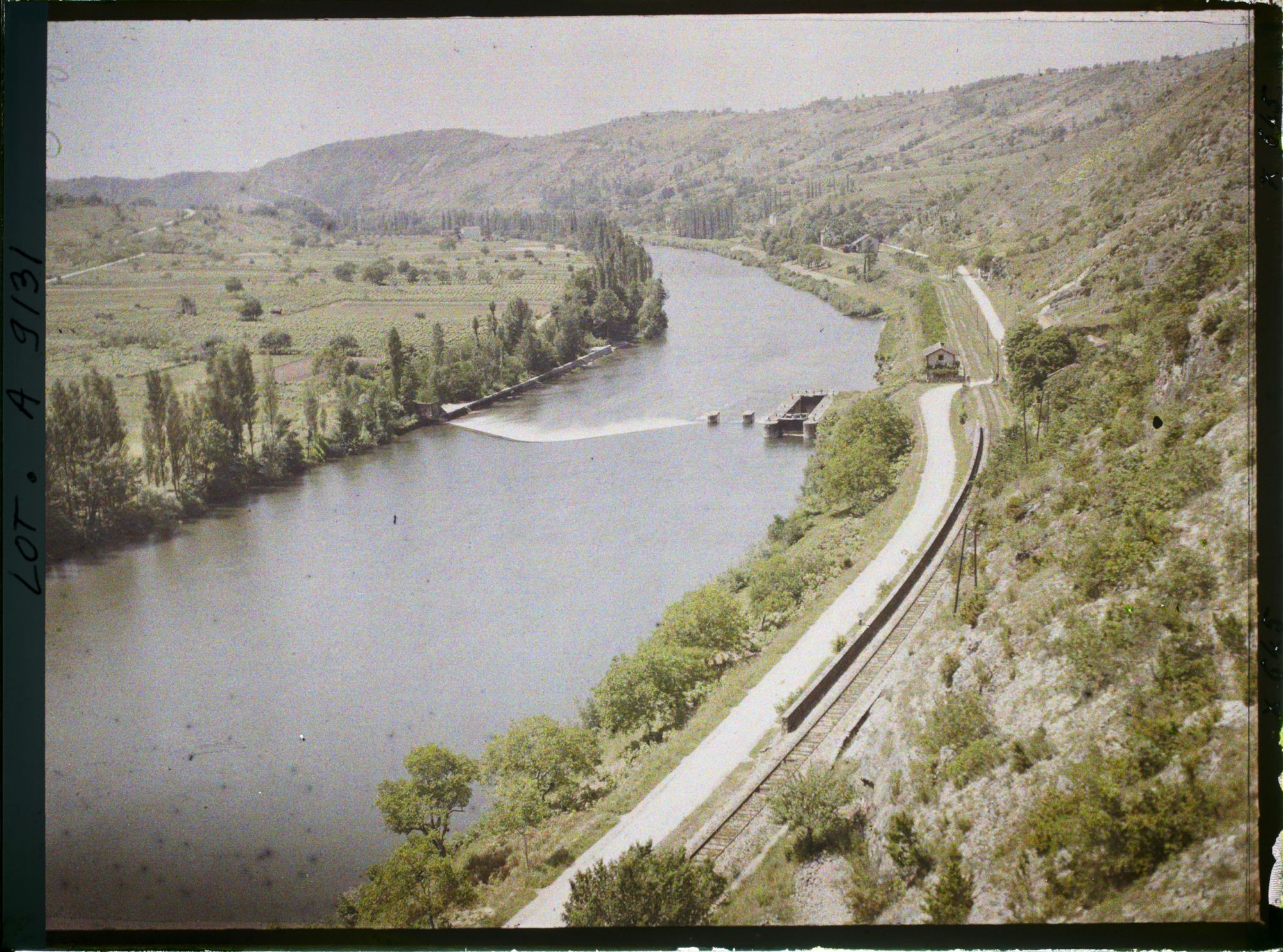 Image représentant France, Luzech, Le rapide du Lot à l'aval et l'écluse : coteaux moins boisés que ceux de Dordogne déboisés