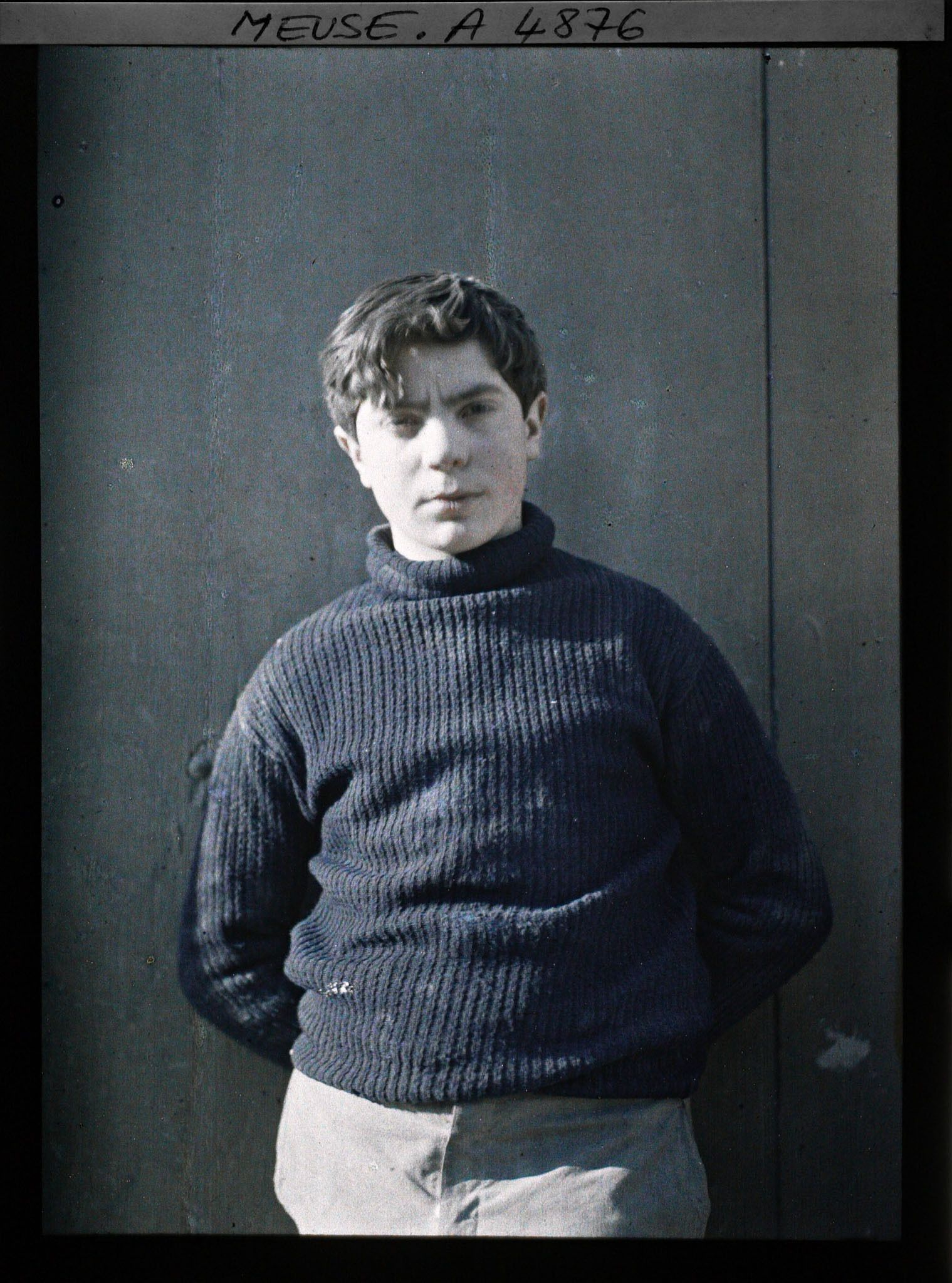 Image représentant Le jeune Robert Baudier, devant la boulangerie familiale