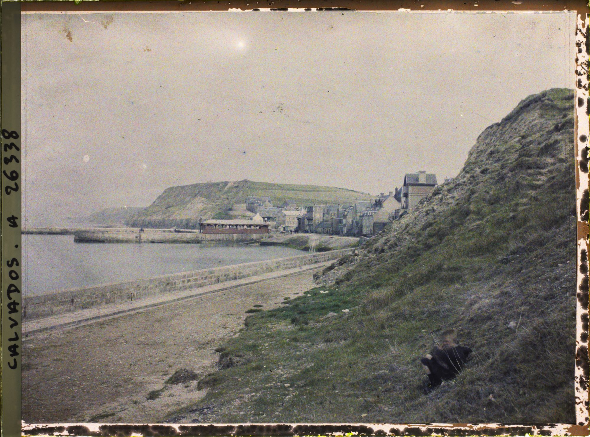 Image représentant Falaise de la Bonne Vierge et aiguille de la Poissonnerie (?)
