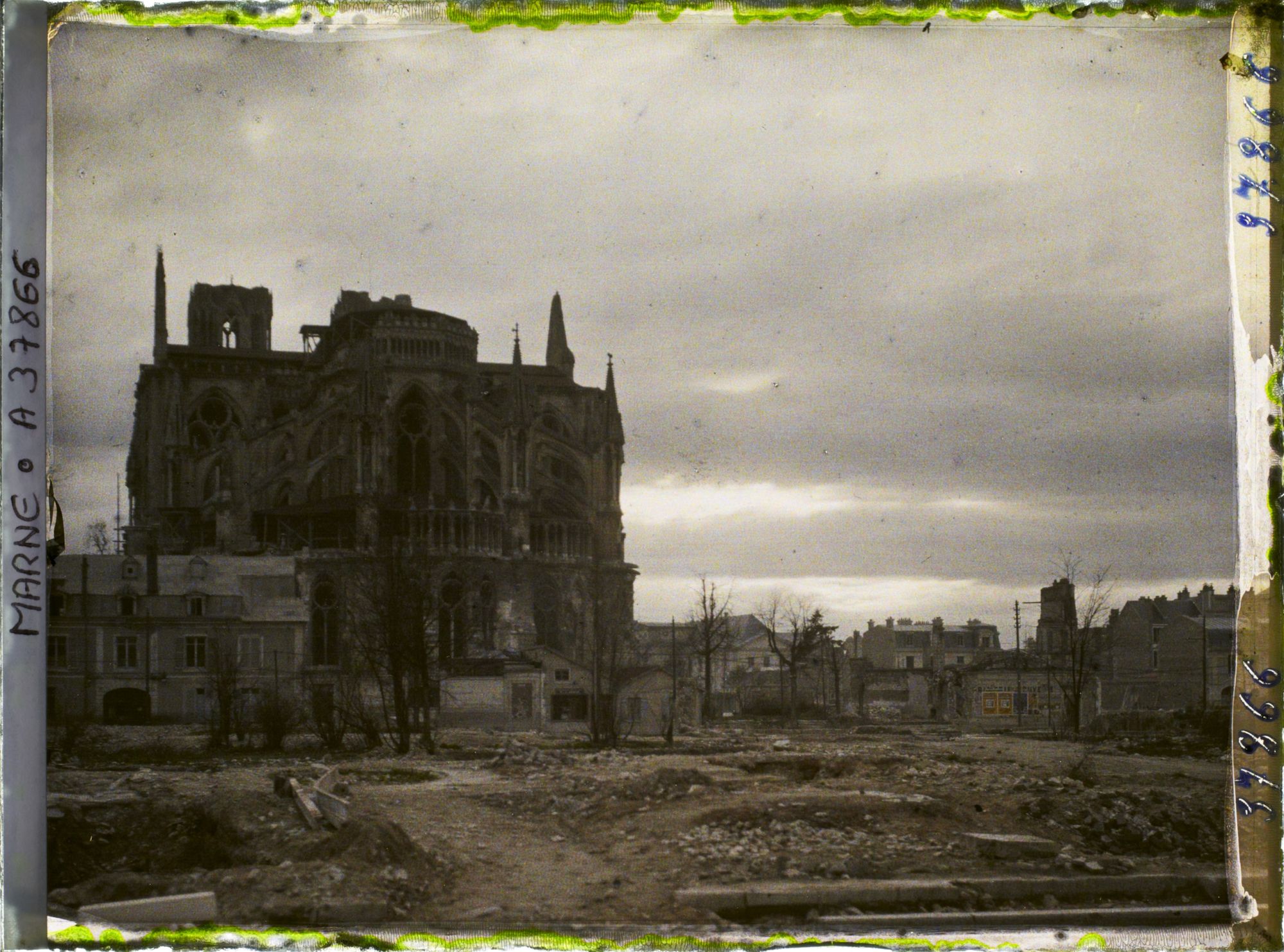 Image représentant France, Reims, Effet du soir sur l'abside de la Cathédrale