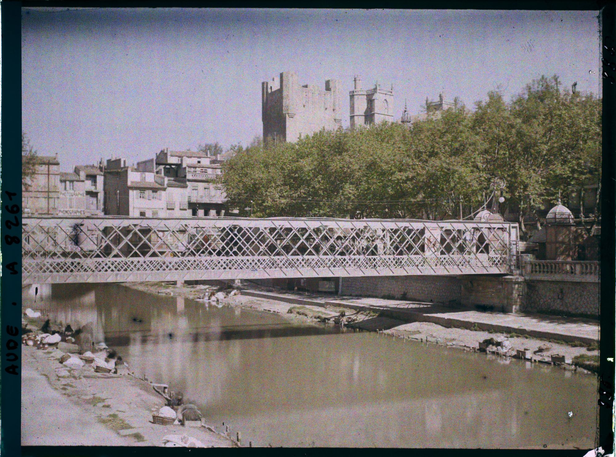 Image représentant Vue sur le canal, au fond la tour des Maures et la tour de la cathédrale de Saint-Just