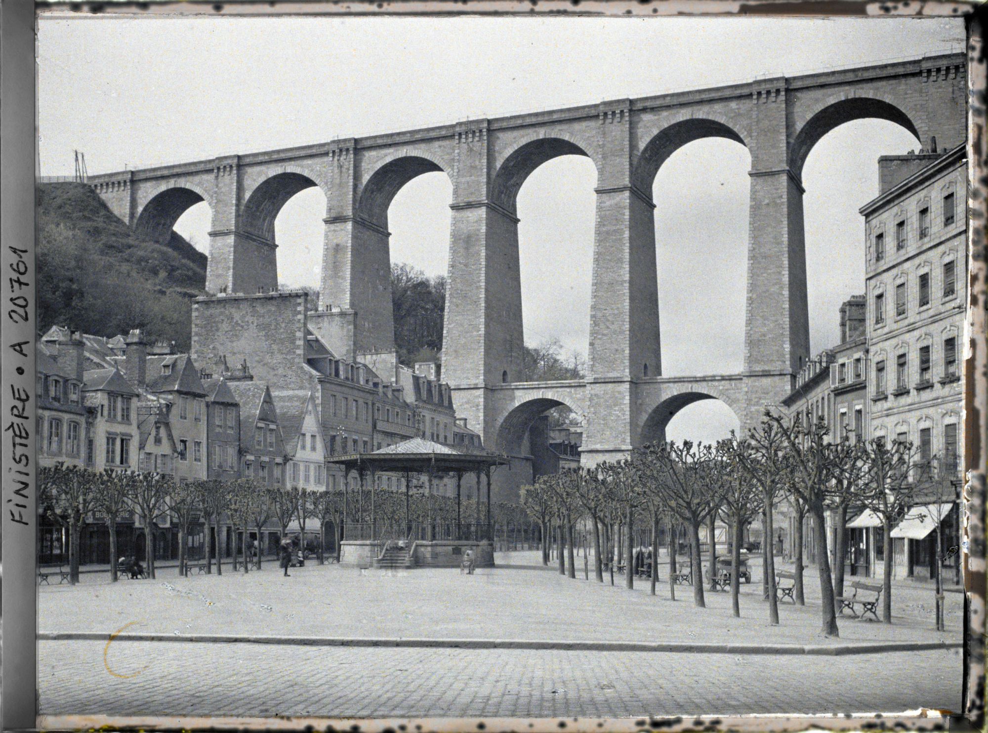 Image représentant La place Adolphe-Thiers (aujourd'hui place des Otages) et le viaduc vus de l'hôtel de ville.