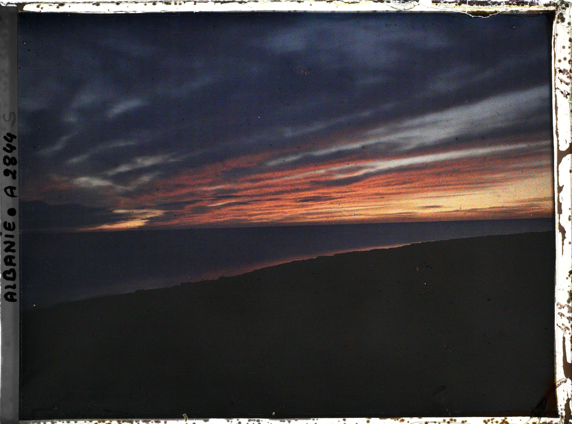 Image représentant Coucher de soleil sur le golfe de Durazzo: une avant-dernière avec moins d'intensité, lignes de petits nuages noirs
