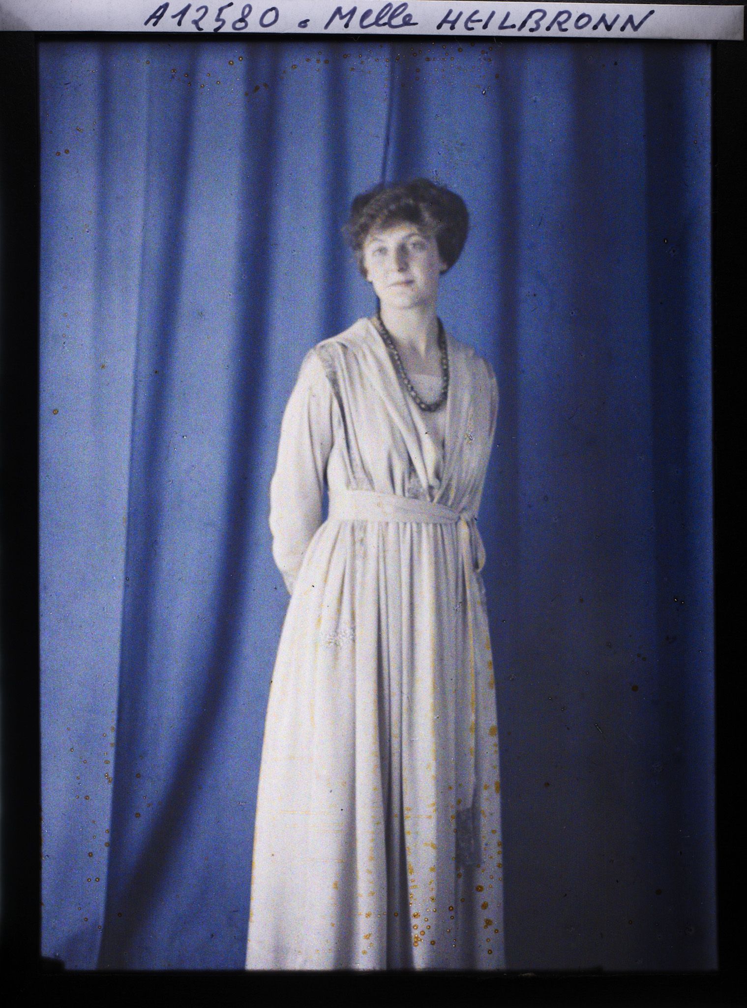 Image représentant https://musee-albert-kahn.s-museum.fr/home/NWQ2OTAwYzNmYjZlZTk1ZWQwODJmMjY4L2dlbmVyaWMtbm90aWNlLXRhYi9hdXRob3JpdHkvNjE3YTc5ZjVjZjhiODk2OGIzMzM3ZDIx/5d6900c3fb6ee95ed082f268/generic-notice-tab/authority/617a79ebcf8b8968b3336ee9 Mademoiselle Heilbronn