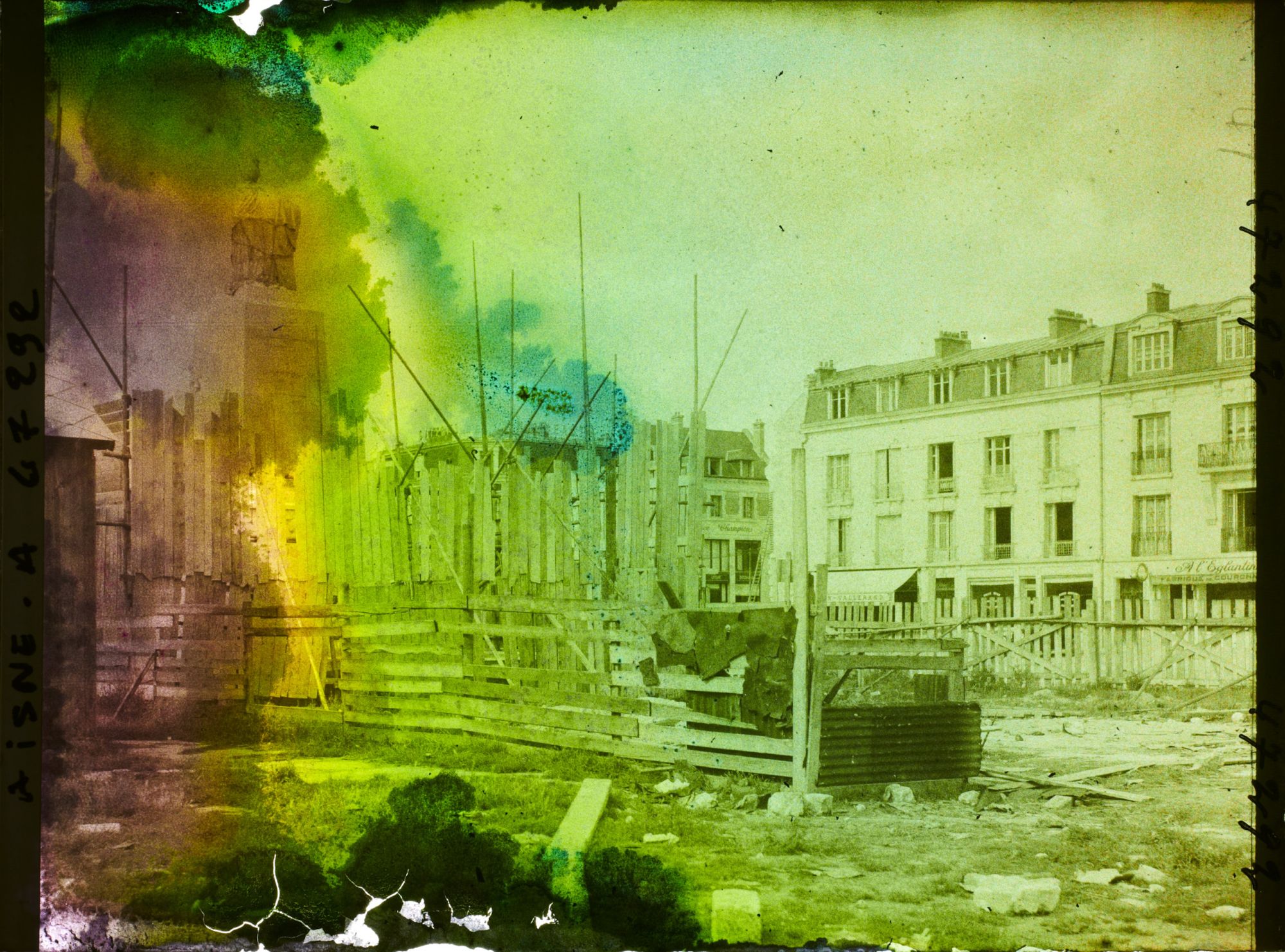 Image représentant France, Soissons, Monumt aux morts en exécution