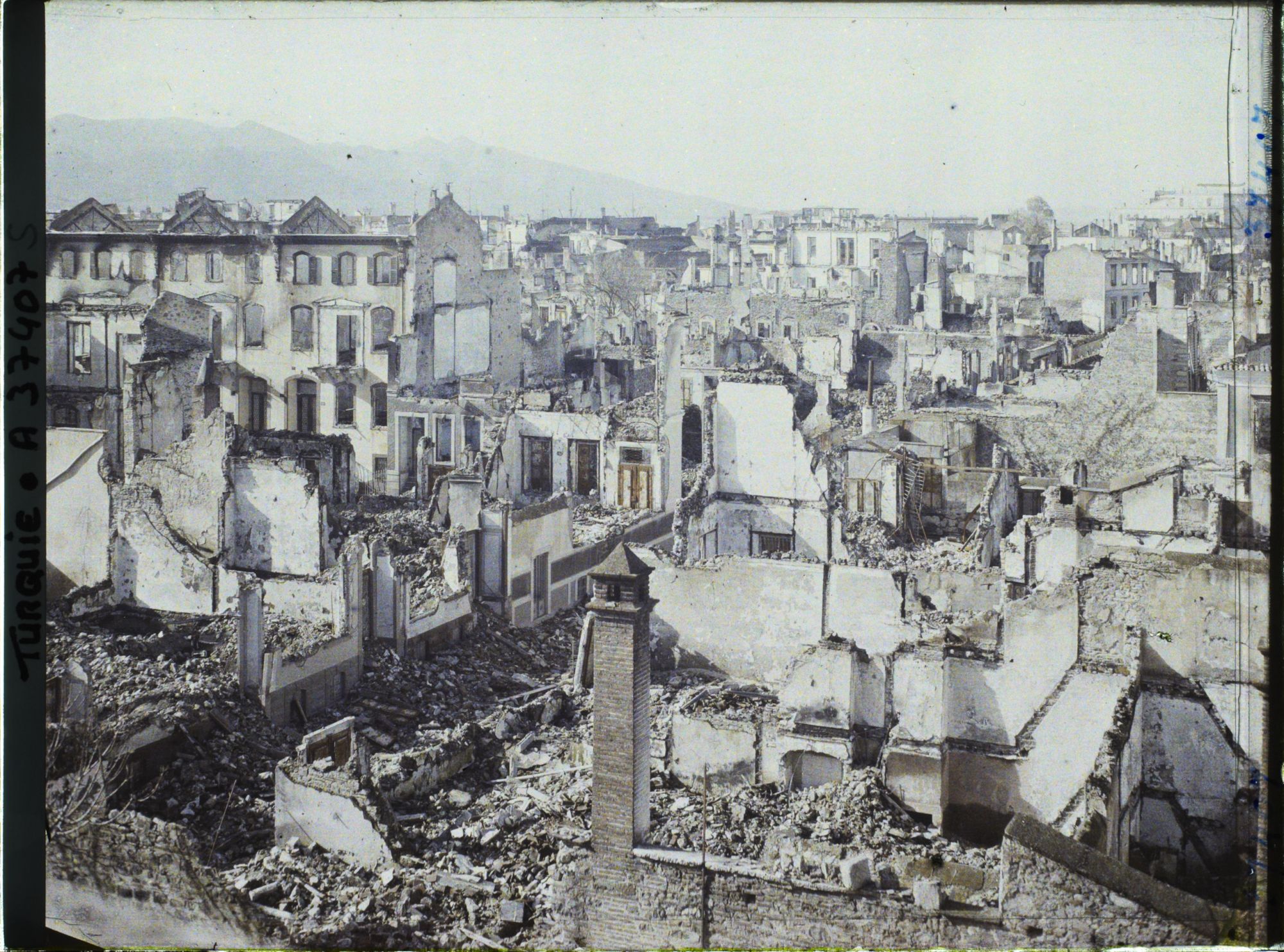 Image représentant Turquie, Smyrne, Incendie de Smyrne en Septembre 1922, Vue gle s/ le Quartier des Quais